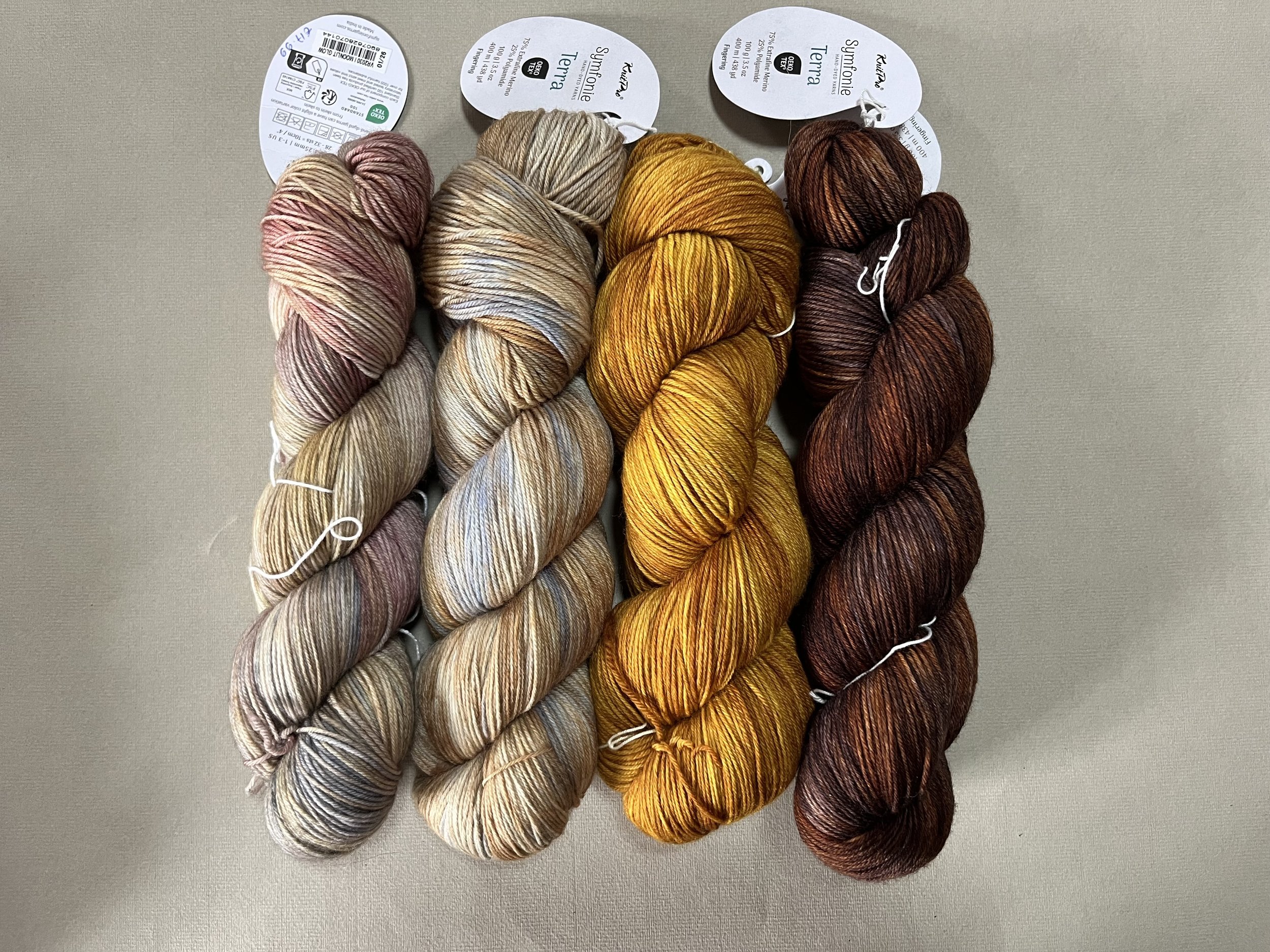 NIEUW/NOUVEAU Symfonie Terra solid and variegated handgeverfde wol/ Laine teinte à la main Symfonie Terra, unie et multicolore