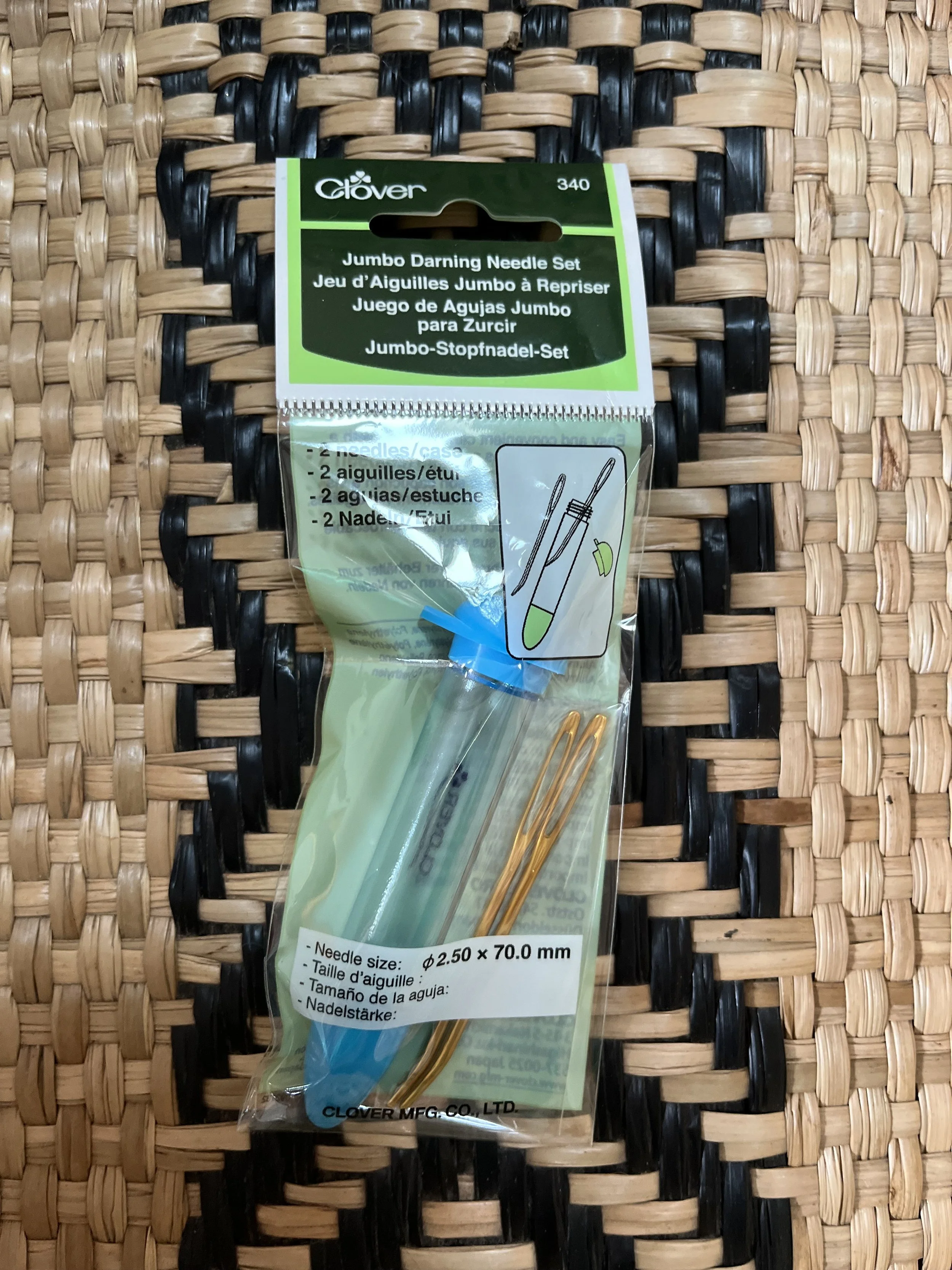 Package of jumbo sewing needles with a needle and a sewing machine illustration, containing 2 needles, measuring 2.50 x 70 mm.