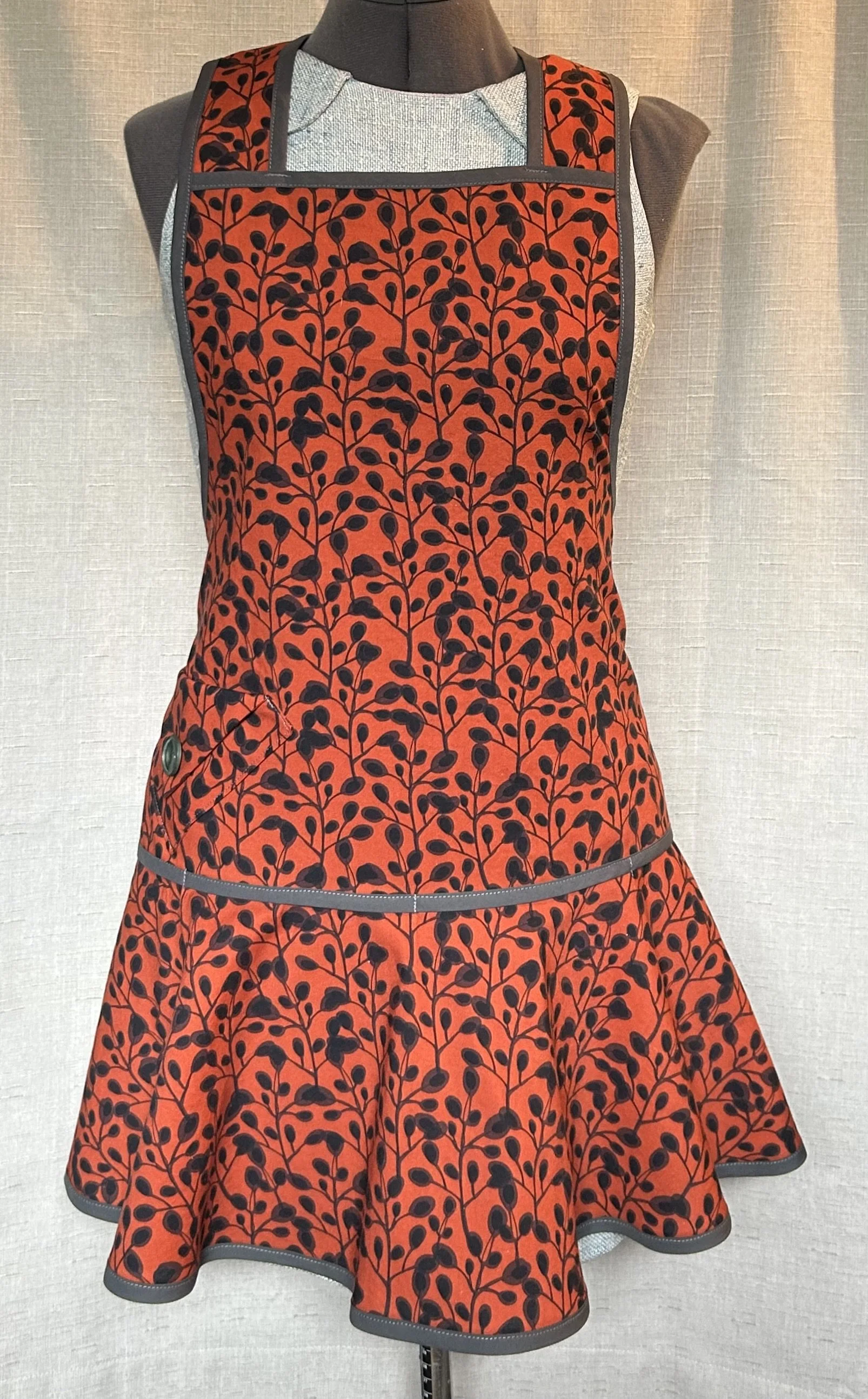 Swirly Apron: Covered in Vines