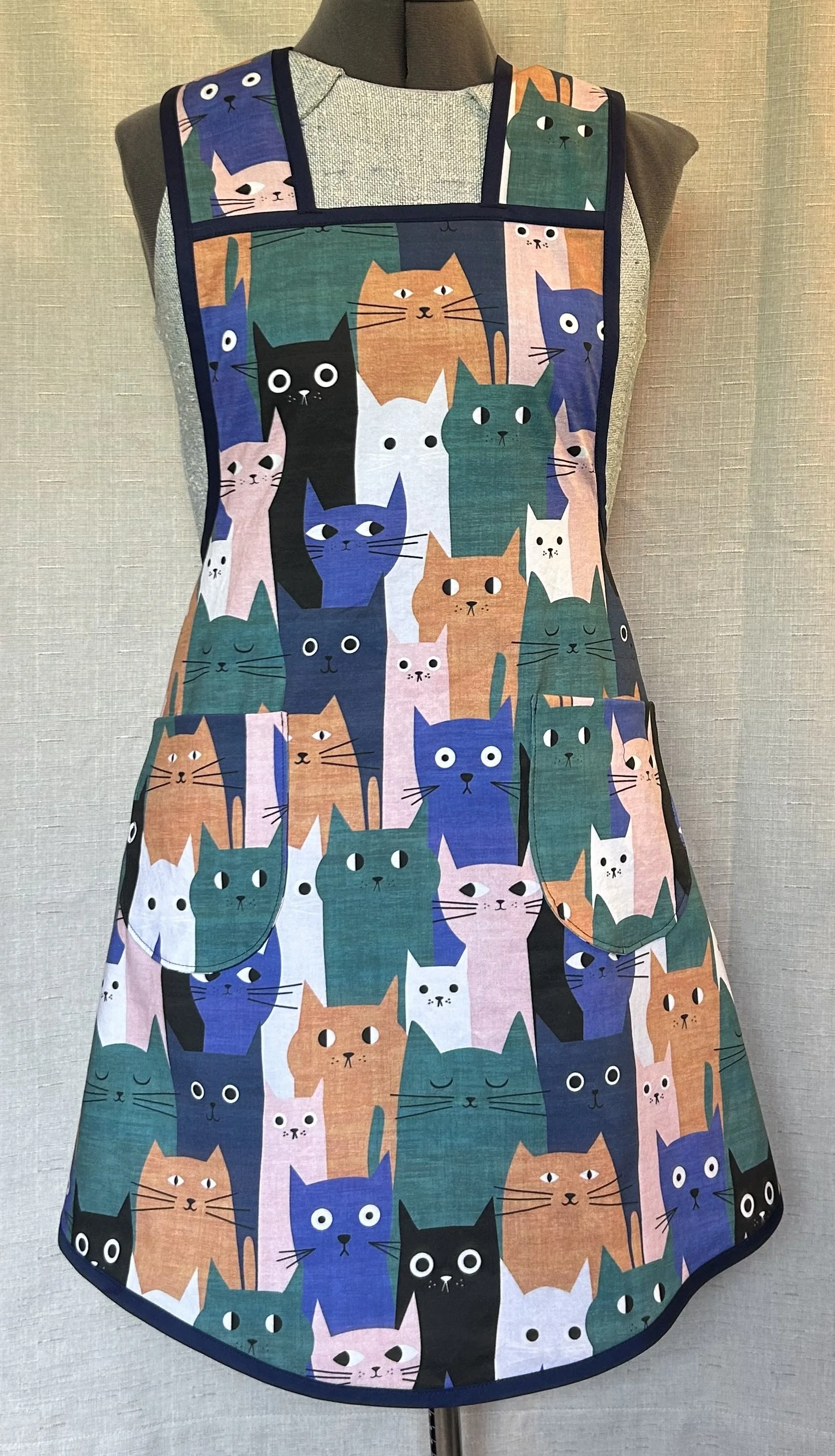 PrimoPrint Swirly Apron: A Kindle of Kitties?
