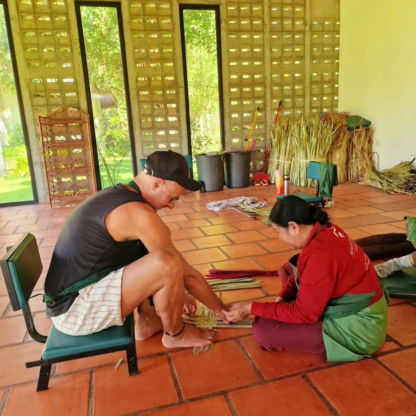 Just like in this photo&hellip; sitting on the "floor", learning something new, and sharing a moment with locals 🌿😊

These little workshops are always a highlight for us &mdash; simple, real, and full of connection. You slow down, laugh, 