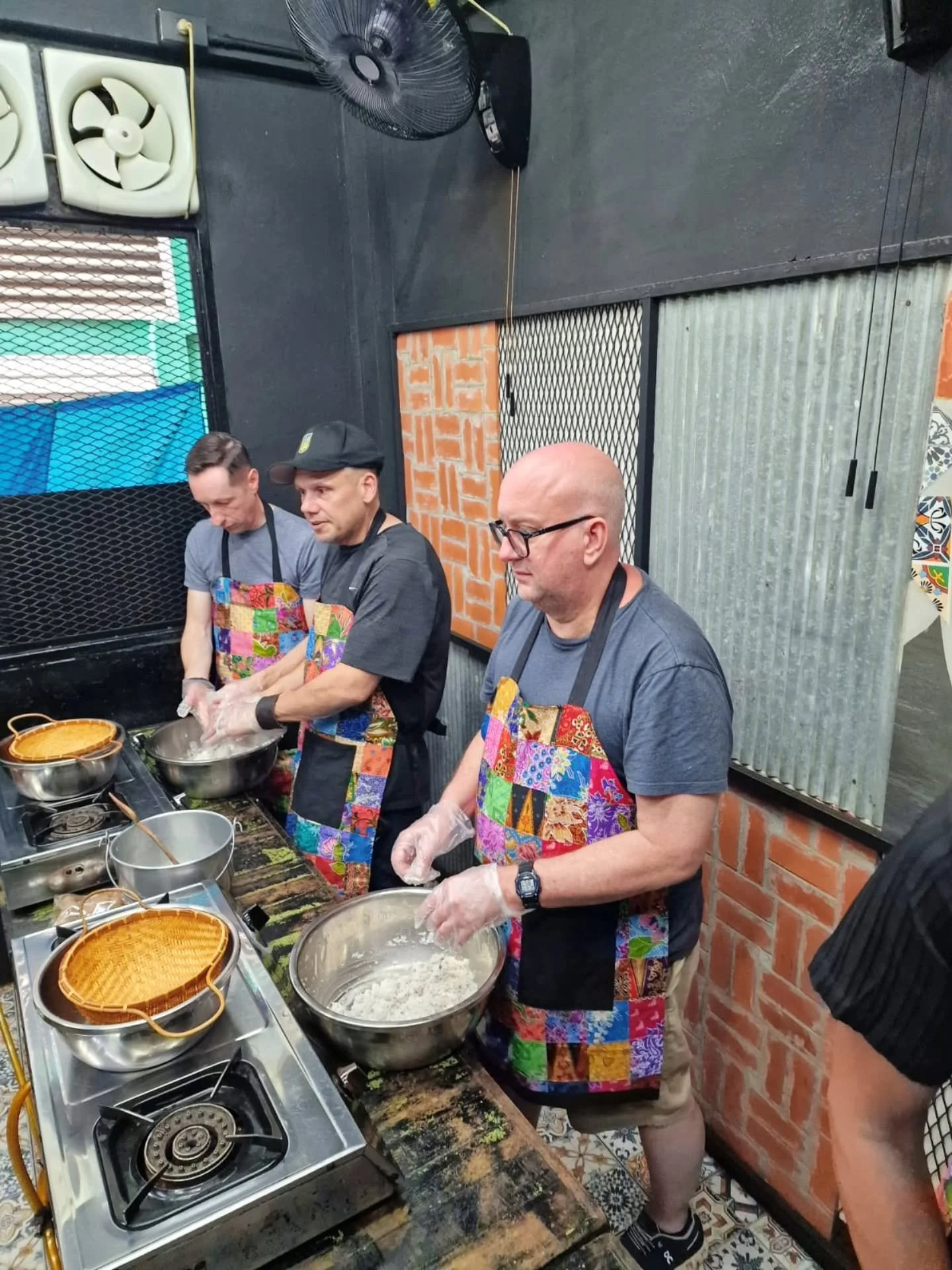 Nobody knew what they were doing&hellip; but somehow lunch still happened 😂🍜🇹🇭

One of the best things about travelling?
The random moments that turn into core memories ✨
Like sweating in a tiny kitchen in Thailand 🌶️ laughing at your cooking sk