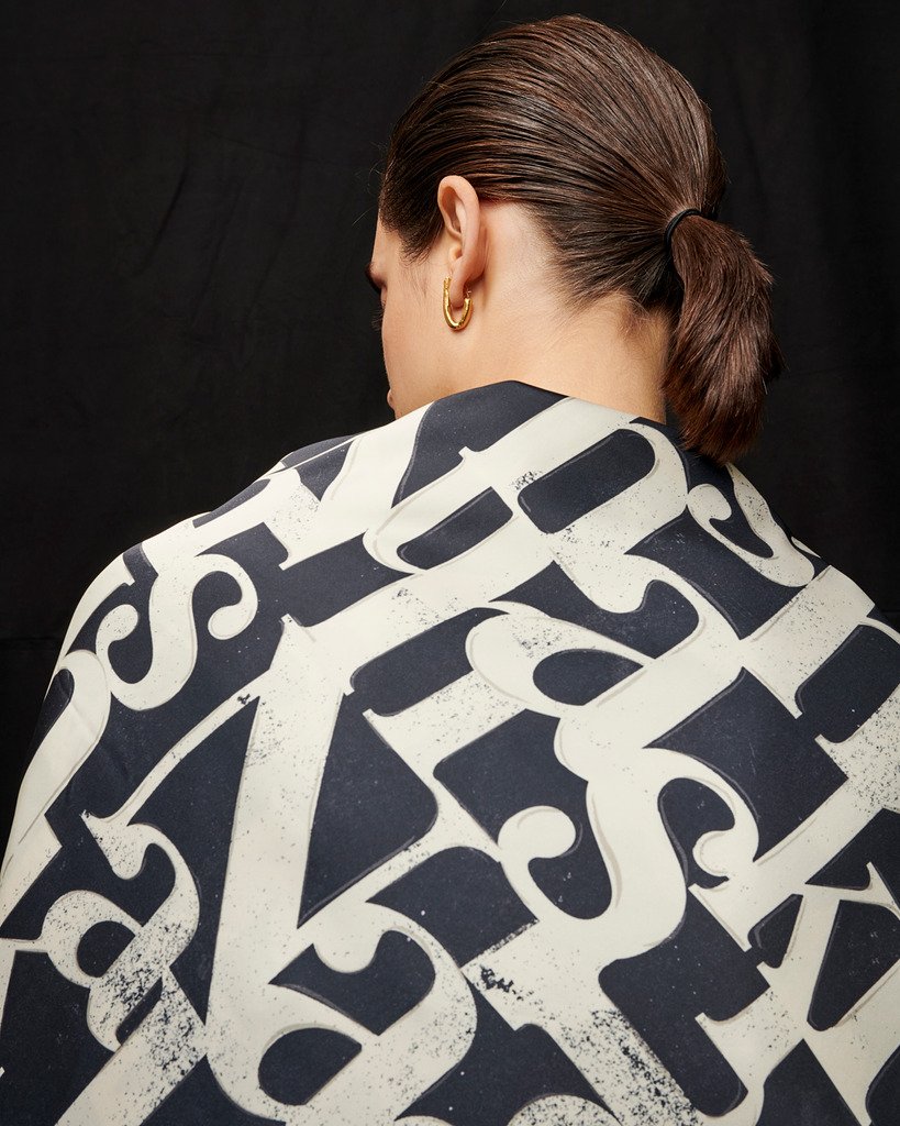 nanushka-miani-large-logo-scarf-creme-black--62afb520ea87be04507337c6ec5c.jpg