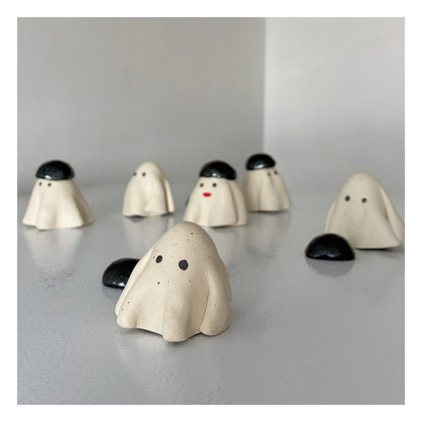 Treat yourself to a FREE, individually crafted ghost when you spend $75+! Each ghost comes with a magnetic bowl cut wig. No need to add it to cart or use a code - I&rsquo;ve got you covered. 👻 
.
.
.
#bowlcutceramics #clay #ceramics #ceramicart #con