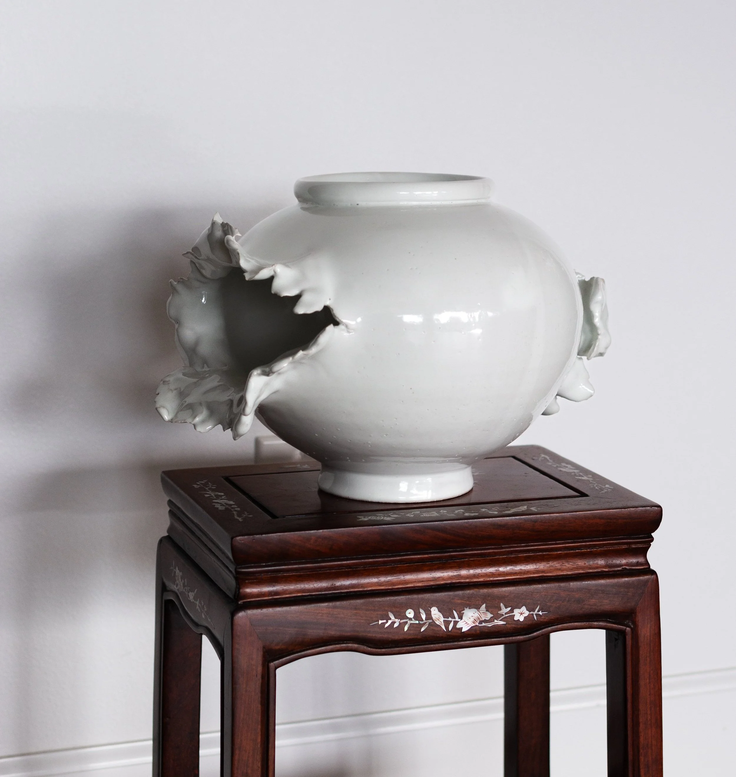 AntonioKim_Outburst_2023_Porcelain_10x10x16.jpg