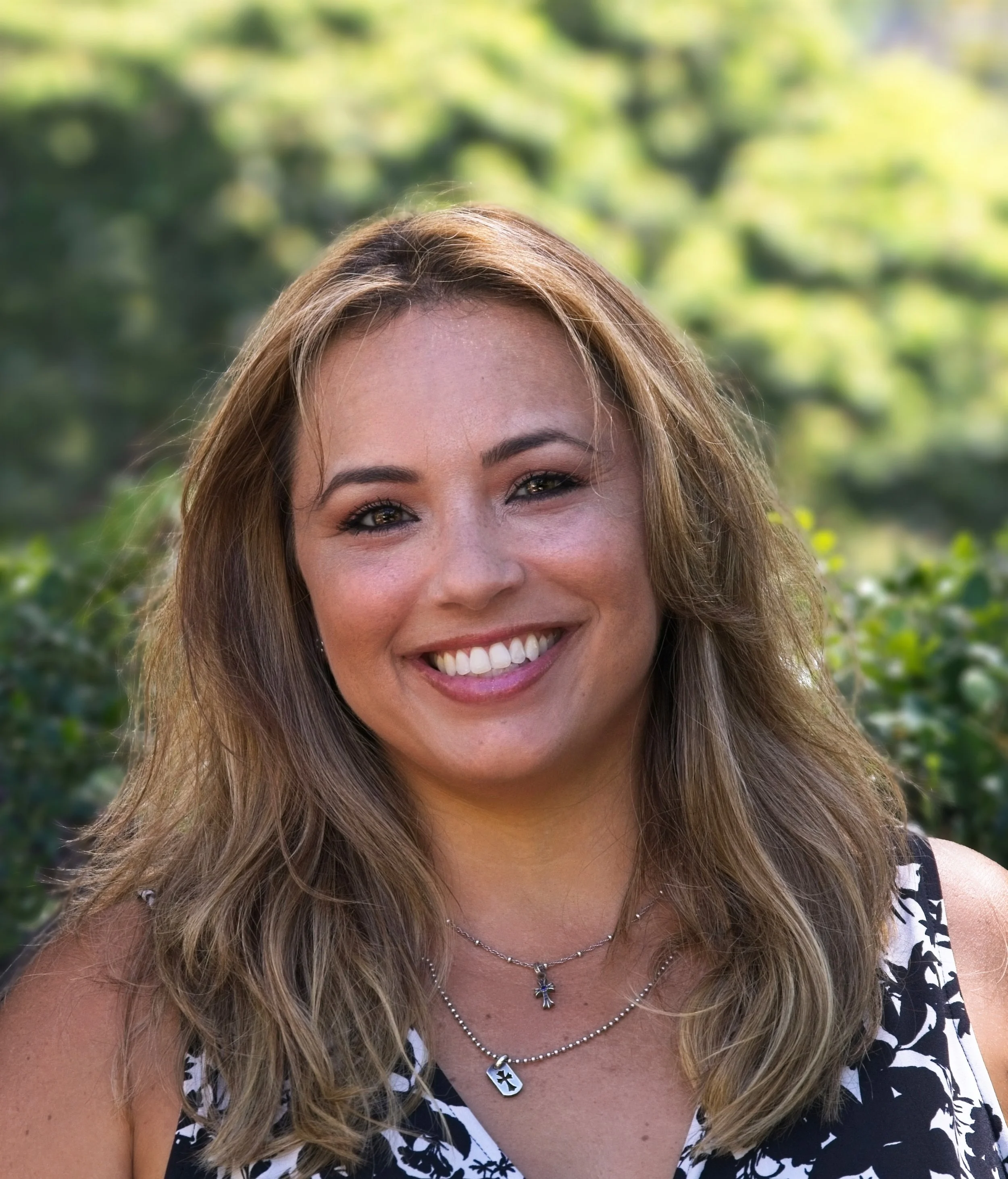 Biz Kellam Headshot and portrait photographer Honolulu Hawaii photographing outdoors