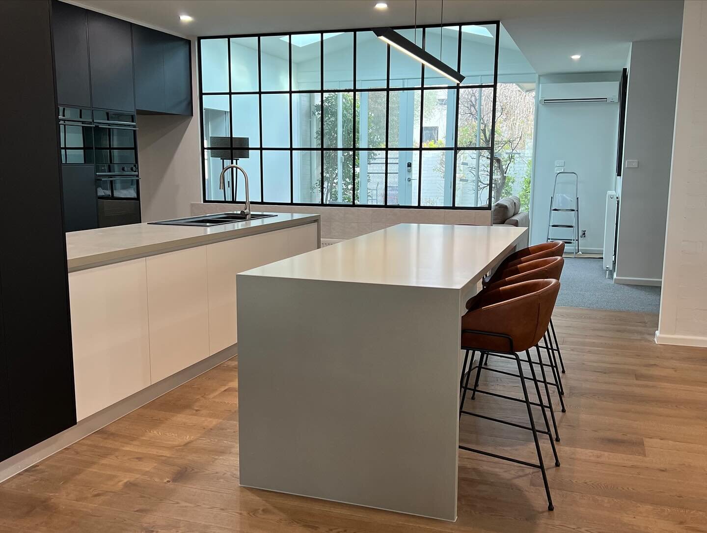 We have worked alongside Darren Casey to help deliver this elegant kitchen and study renovation which offers views over Lake Wendouree, Ballarat. This open and spacious area features Quantum Quartz benchtops, paired with light ceramic splashback tile