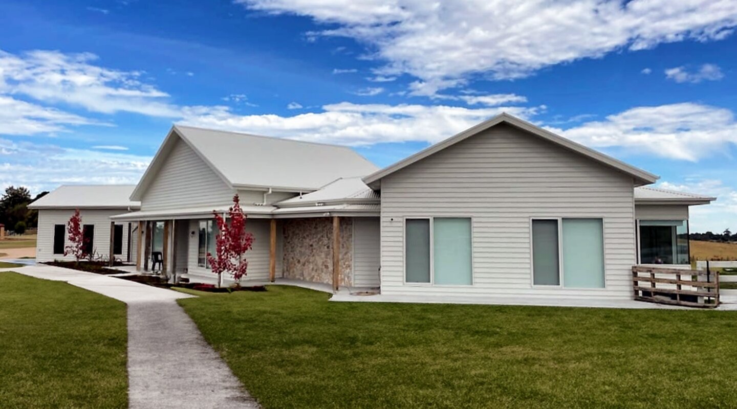 Sarsfield Country Estate

Our family home project in Sarsfield has recently been completed. This modern country design style home accommodates a growing family, with 5 bedrooms across two wings and a grand cathedral ceiling overlooking the large alfr