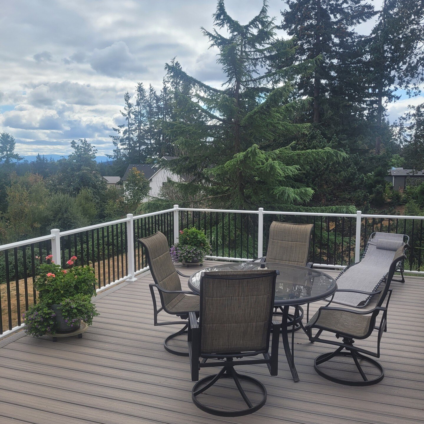 Another stand out deck combination.
#deckdesign #trexrockyharbor #deckoratorsrailing 
#curtismfg