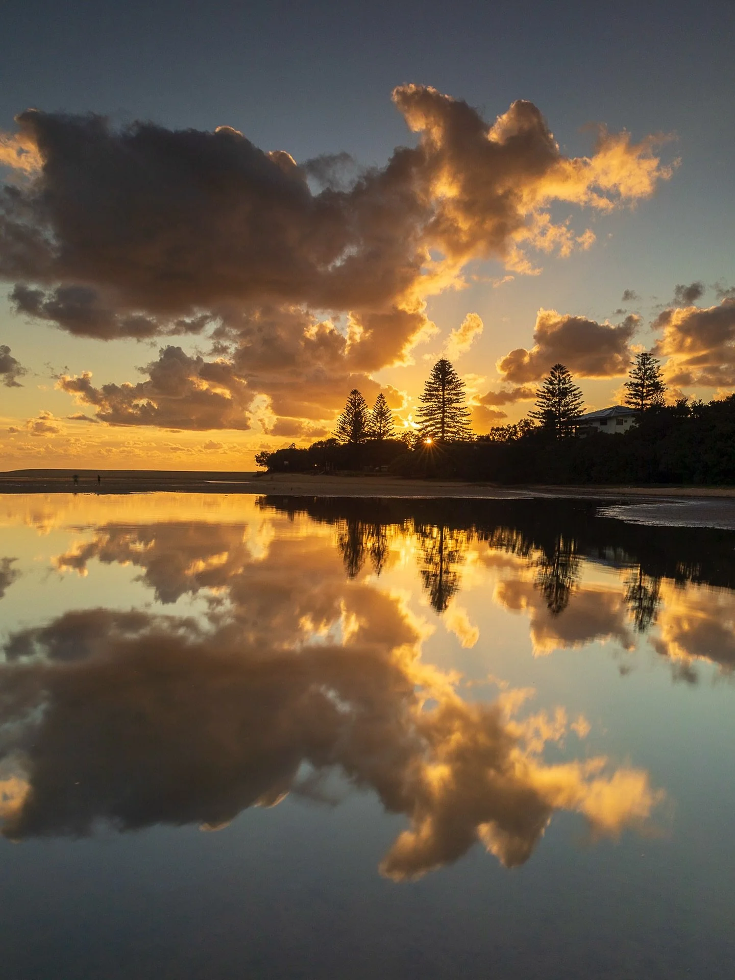 Waiting patiently for the stormy weather to pass so I can get back out with my camera!  Another stunning morning like this one please weather gods!

#visitsunshinecoast #caloundra #currimundilake #reflectionphotography #sunrise #landscapephotography 