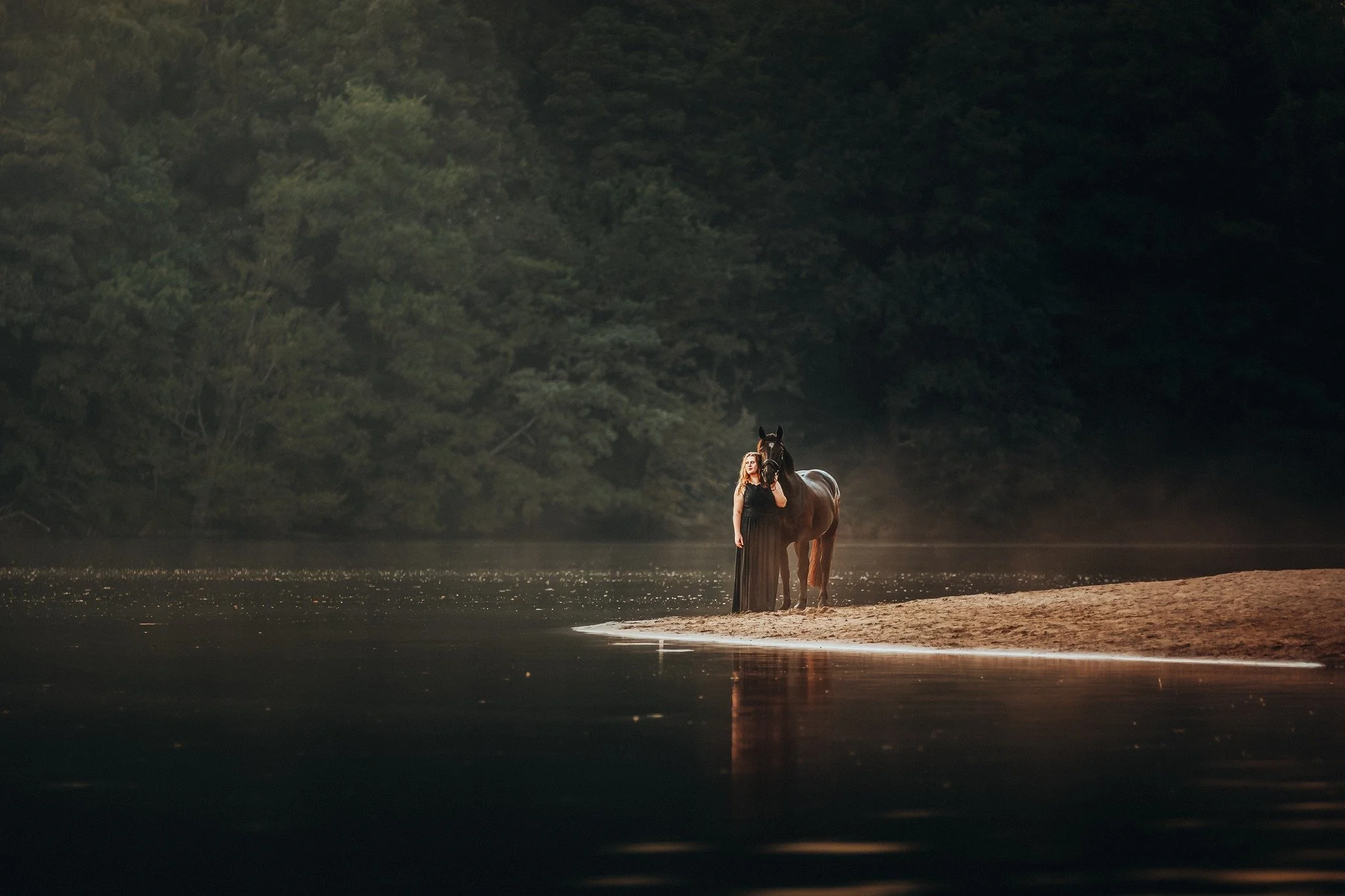 Dieses Motiv hatte ich im Kopf, als ich vor ein paar Monaten mit Mogli Richtung See gelaufen und diesen Abschnitt gesehen habe. Die Umsetzung war gar nicht so leicht, denn der Strand war am Tag unseres Fotoshootings ziemlich voll (swipe ➡️ mal f&uuml
