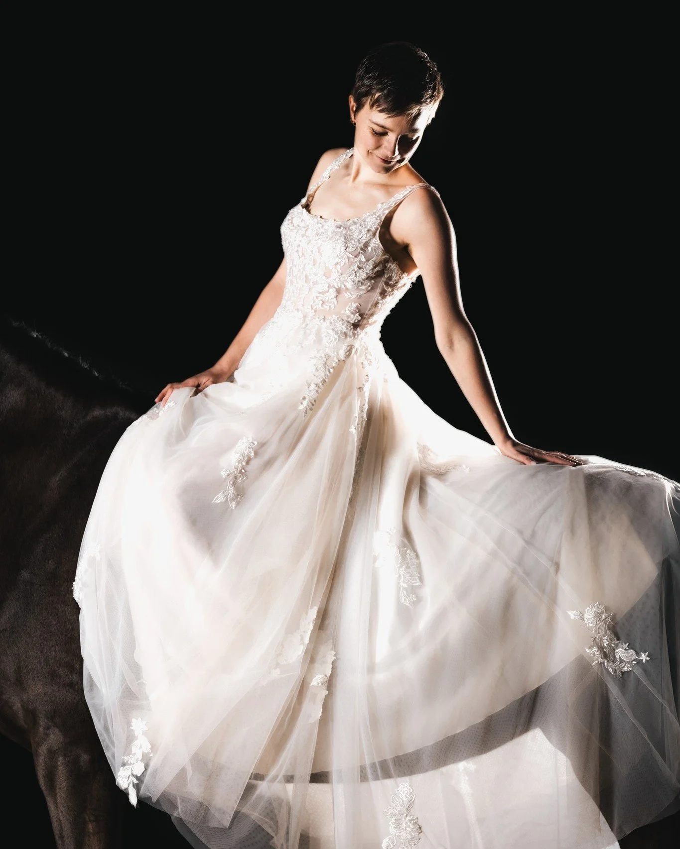 Als Anne vorgeschlagen hat ihr Brautkleid f&uuml;r unsere Studiobilder anzuziehen hab ich selbst nicht mit diesem Ergebnis gerechnet 😱
Ich bin einfach hin und weg von diesen Bildern ❤️