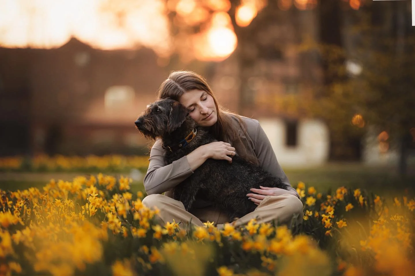Letztes Jahr konnte Mogli nicht f&uuml;r mich in den Osterglocken Posen ❤️&zwj;🩹 aber daf&uuml;r haben wir es dieses Jahr geschafft, mit einem tollen Sonnenuntergang und meinem Mann, der dieses Bild von uns gezaubert hat 🪄
Es ist so s&uuml;&szlig; 