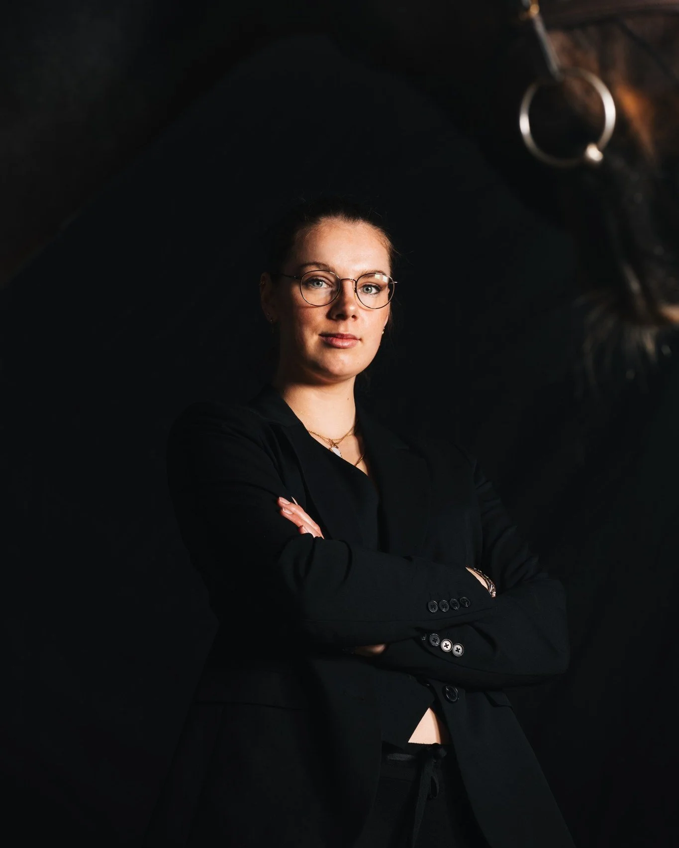 Das Pferd als Requisite 💥 
Als @carina_grascht mir von ihrer Outfit-Vorstellung f&uuml;r unser Studiofotoshooting erz&auml;hlt habe, hab ich direkt ein paar Bildideen herausgesucht und wir haben losgelegt. Danach war nicht nur meine Speicherkarte vo