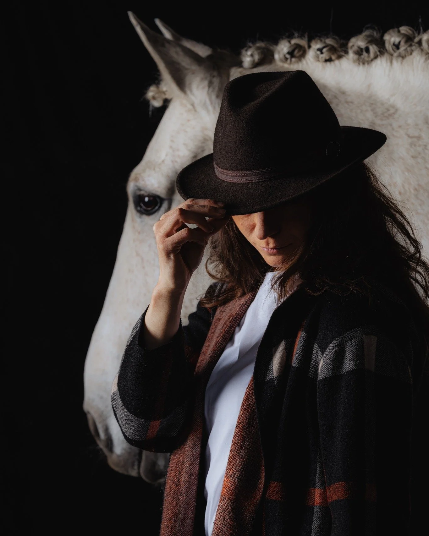 Bei unserer Outfit-Planung hatte ich sofort ein Element im Kopf: Den Hut. Der hat uns schon bei einem Fotoshooting mit meiner ersten Kamera begleitet, und jetzt durfte er mit ins Studio 😍 
Ich hab ja schon viele Bilder von meiner Schwester und ihrem