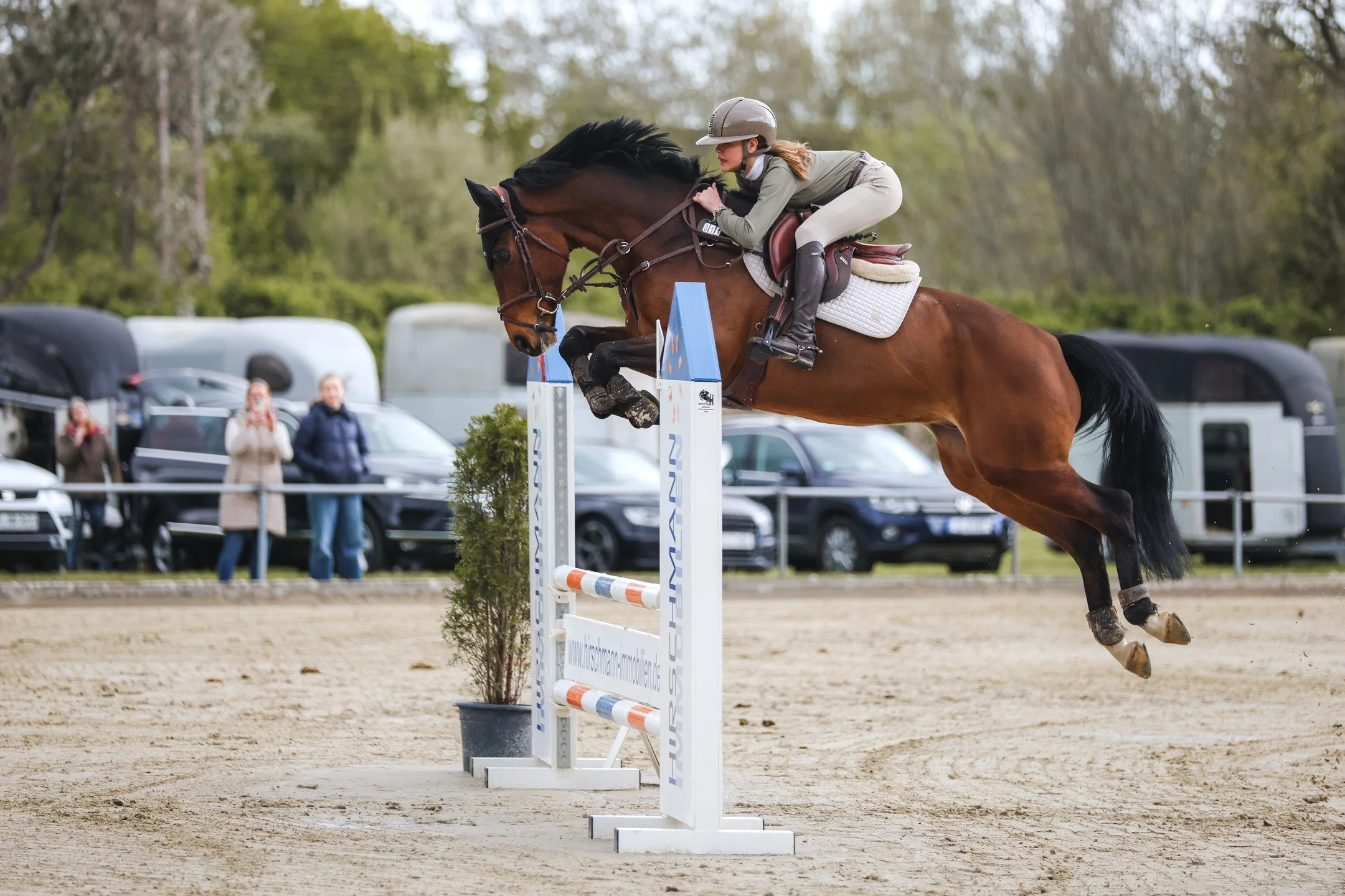 Beim Parcoursspringen hat Champi von @hannah.skibba gezeigt, wie hoch hinaus er will 🚀
Und mir hat es einfach Spa&szlig; gemacht im Parcours zu stehen und die Ritte festzuhalten. Von Jahr zu Jahr lerne ich dabei mehr Leute kennen und finde es so tol