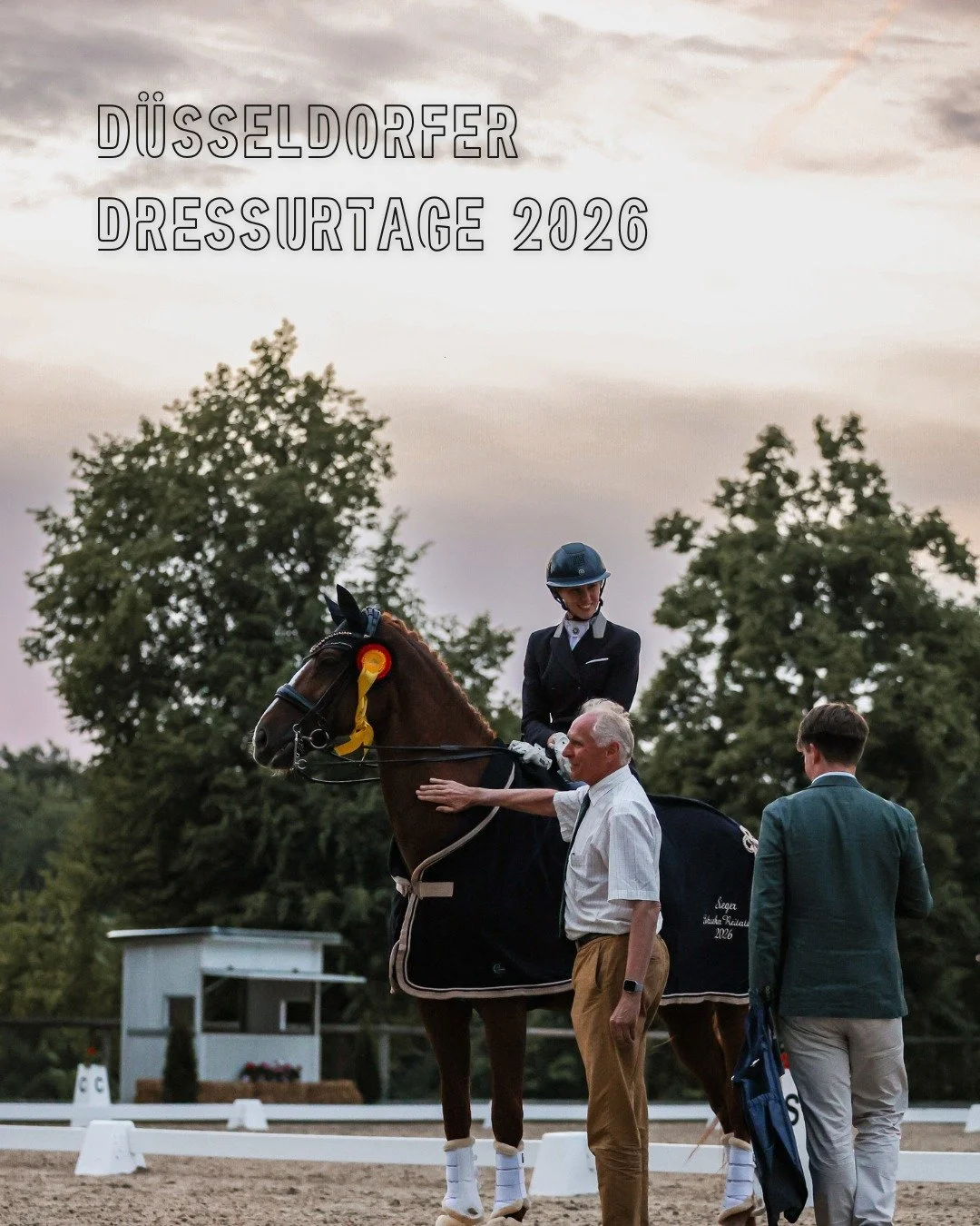 Tag 1 bei den D&uuml;sseldorfer Dressurtagen 2026 🤩
Der gro&szlig;e Sturm hat uns verschont und am Ende gab es bei der letzten Siegerehrung des Tages sogar noch einen ganz tollen Himmel

Hier zu fotografieren macht mir immer ganz besonders viel Spa&