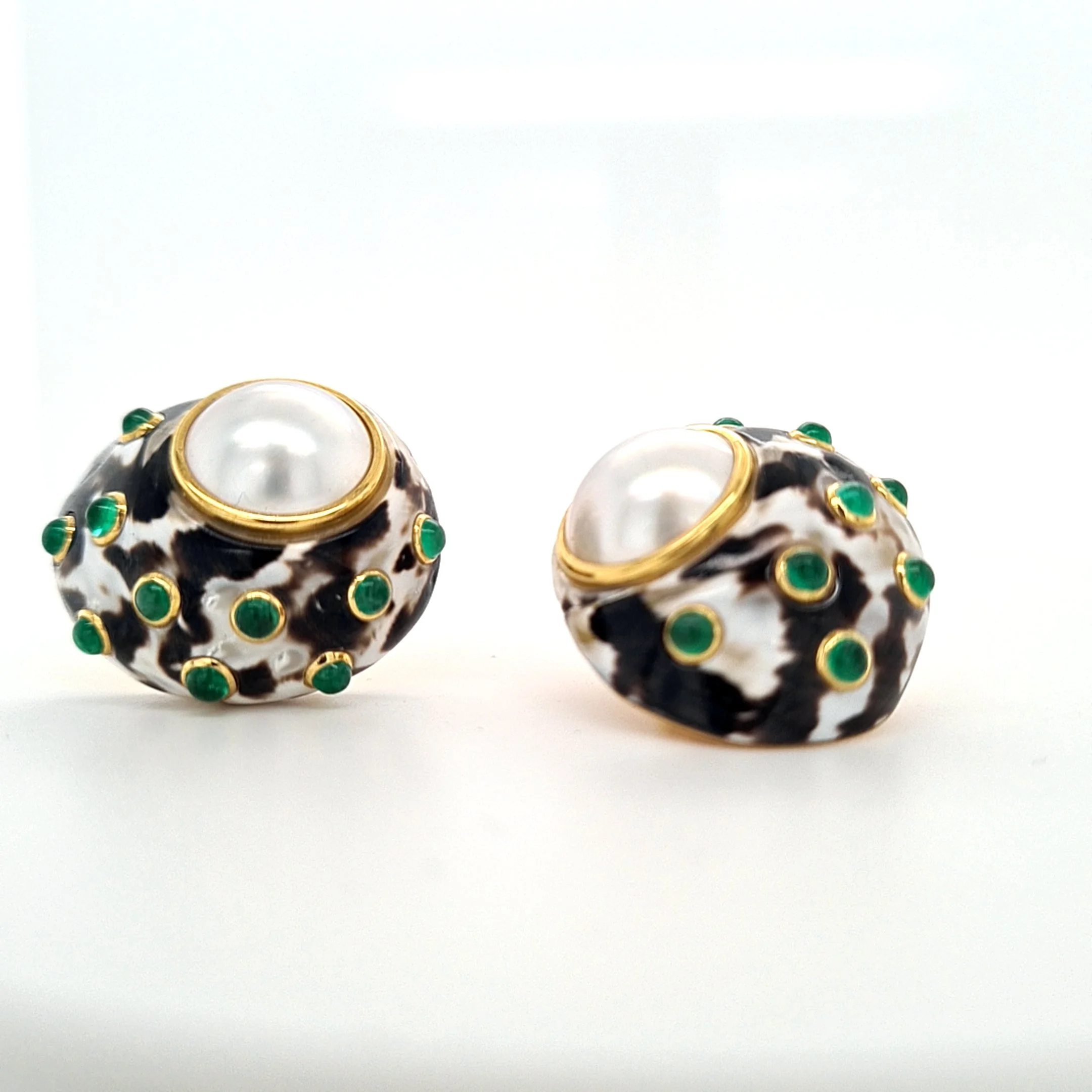 Ohrclips mit Mabéperlen und Smaragdcabochons