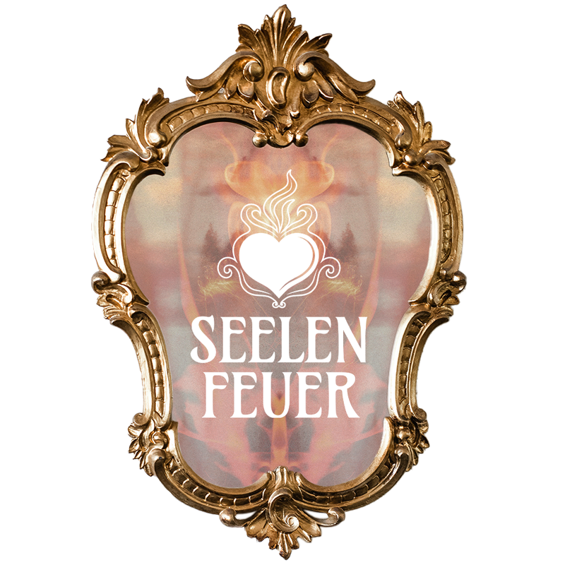 Ein goldener Barockspiegel mit einer abstrakten Collage und dem Logo von Seelenfeuer darauf.