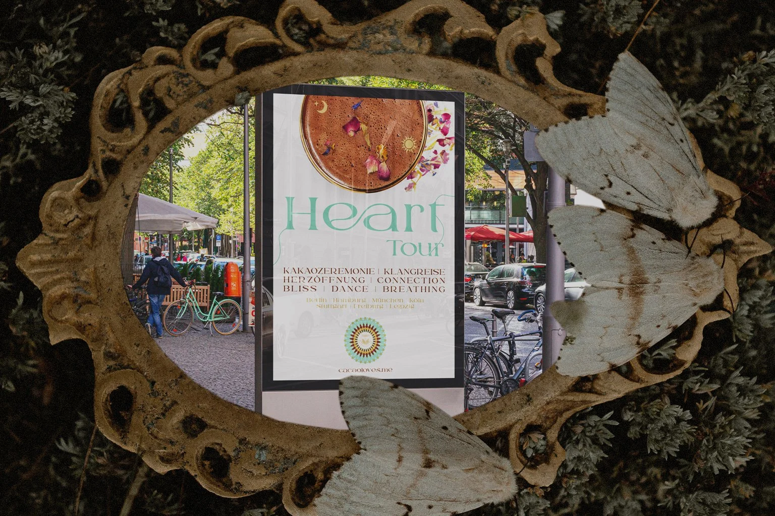 Ein Plakat inmitten einer Großstadt für die „Heart Tour“ von cacaoloves.me.