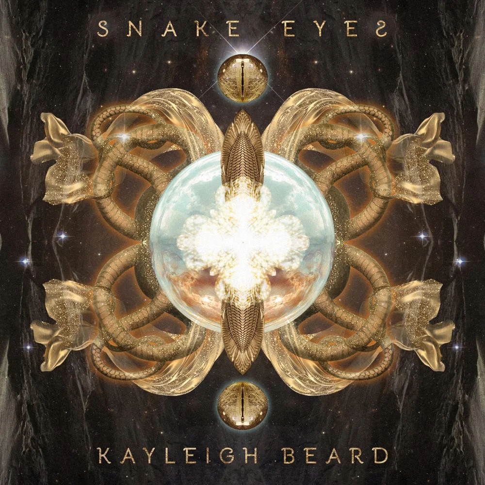 Das mystische Song Cover Design für „Snake Eyes von Kayleigh Beard“ zeigt eine leuchtende Kugel mit symmetrisch angeordneten Schlangenkörpern und gold-glänzenden Elementen drum herum. Oben und unten ist jeweils noch ein großes Schlangenauge zu sehen.