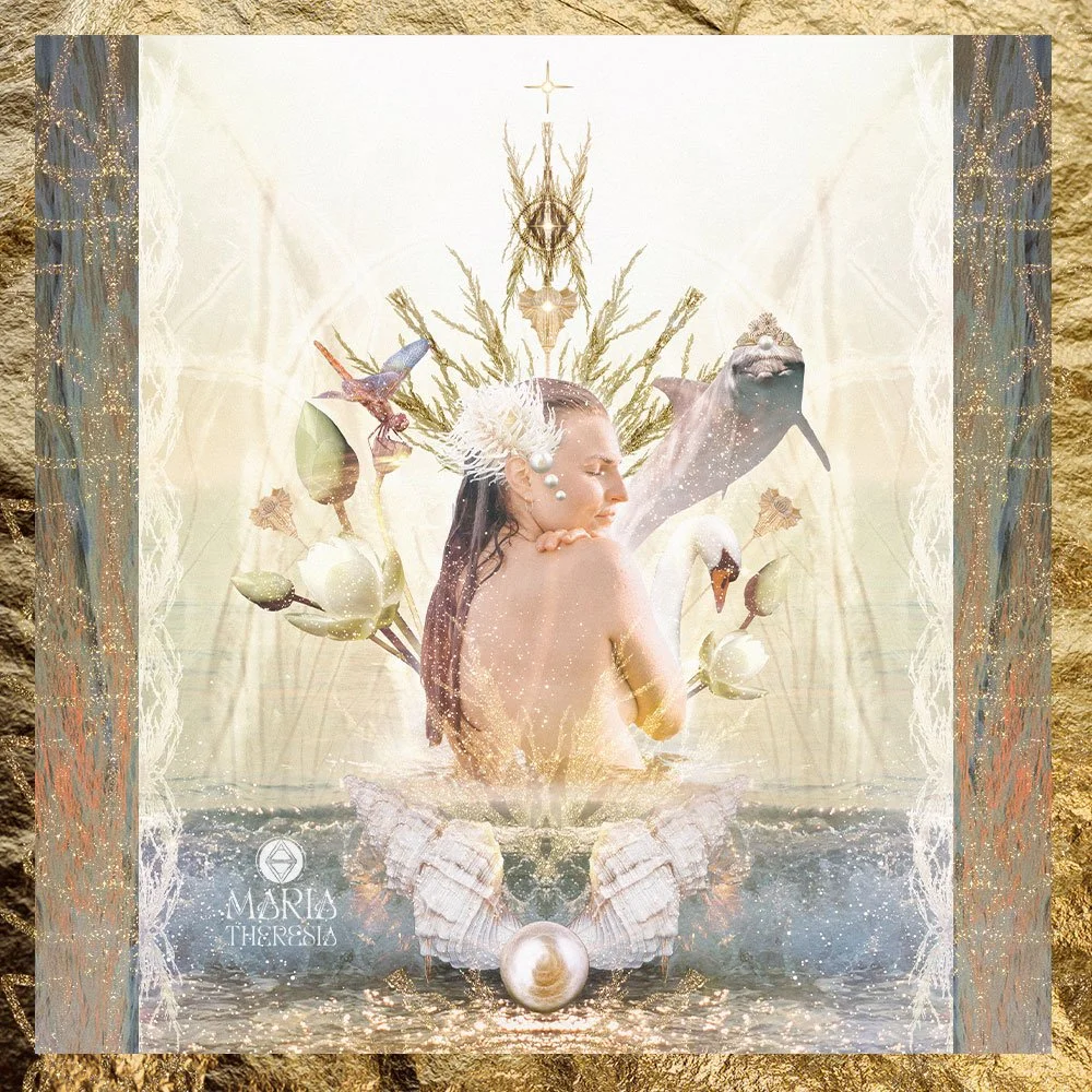 Eine Seelen Collage mit einer sinnlichen Frau, deren Oberkörper aus dem Wasser ragt. Sie ist umgeben von einem Delfin, einer Libelle, einem Schwan, Muscheln und Wasserpflanzen. Sie ist eins mit den Wellen.