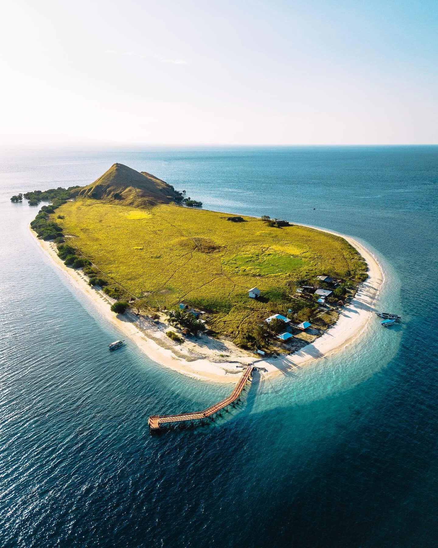 Just one of the 17&rsquo;500+ Indonesian islands🇮🇩
Impossible to describe how mind-blowing this country is 🤯
&bull;
&bull;
&bull;
#adventurephotographer #adventurer #artofvisuals #stayandwander #visualsofearth #allaboutadventure #travellife #earth
