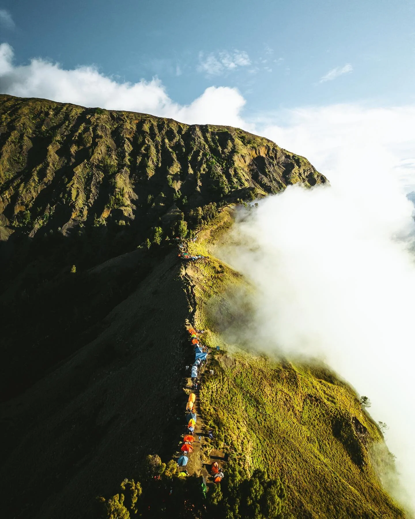 Not a bad spot to spend the night ⛰️
&bull;
&bull;
&bull;
#Folkscenery #voyaged #nakedplanet #beautifuldestinations #travelawesome #earthpix #artofvisuals #paradise #welivetoexplore #discoverearth #destinationearth #travellingthroughtheworld #earthfo