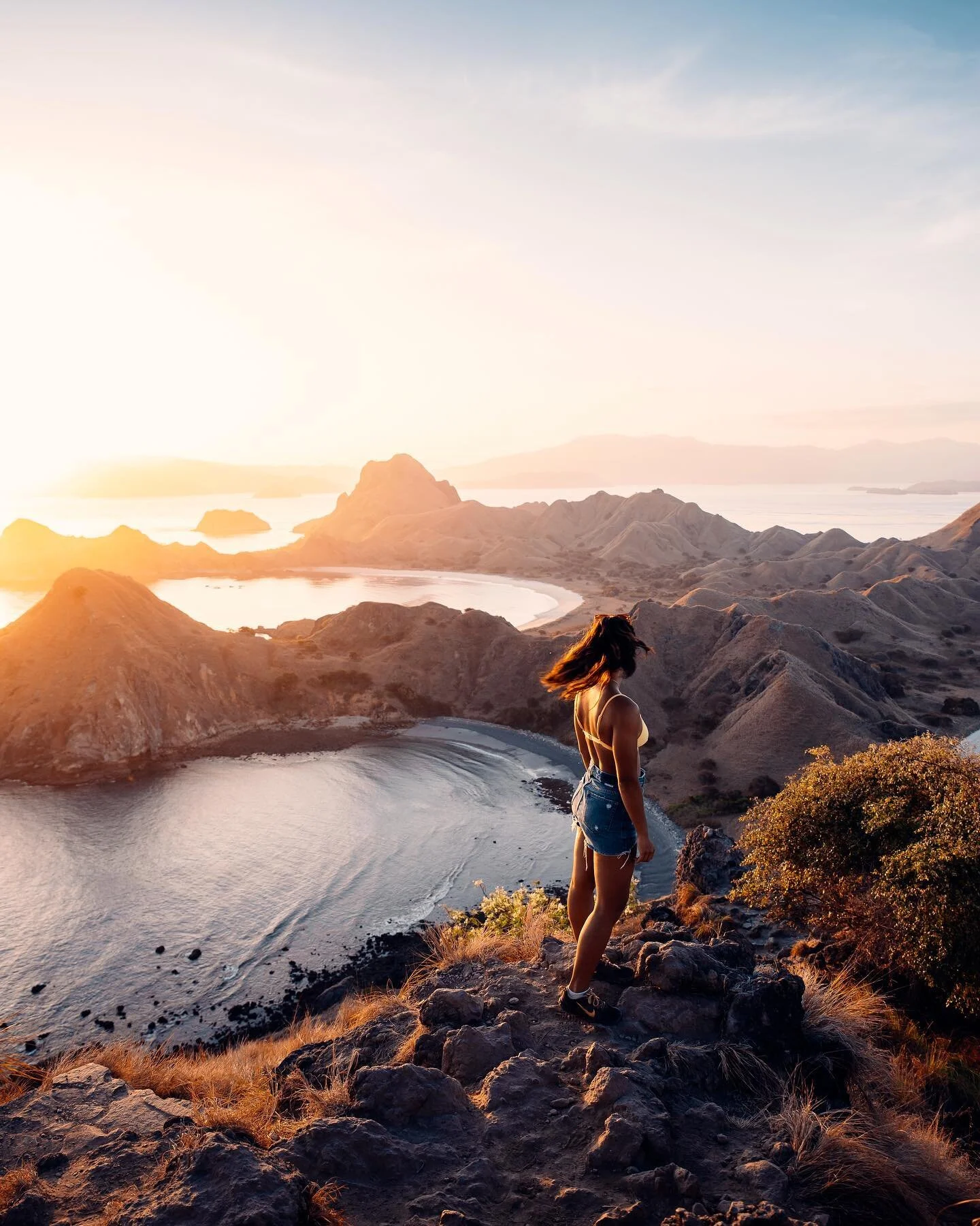 Summer at its best🔥
&bull;
&bull;
&bull;
&bull;
#komodoisland #komodonationalpark #komodo #padarisland #dronephotography #droneshots #dronestagram #welivetoexplore #indonesiaparadise #viralindonesia #voyaged #bestvacations #travelawesome #tlpicks #s