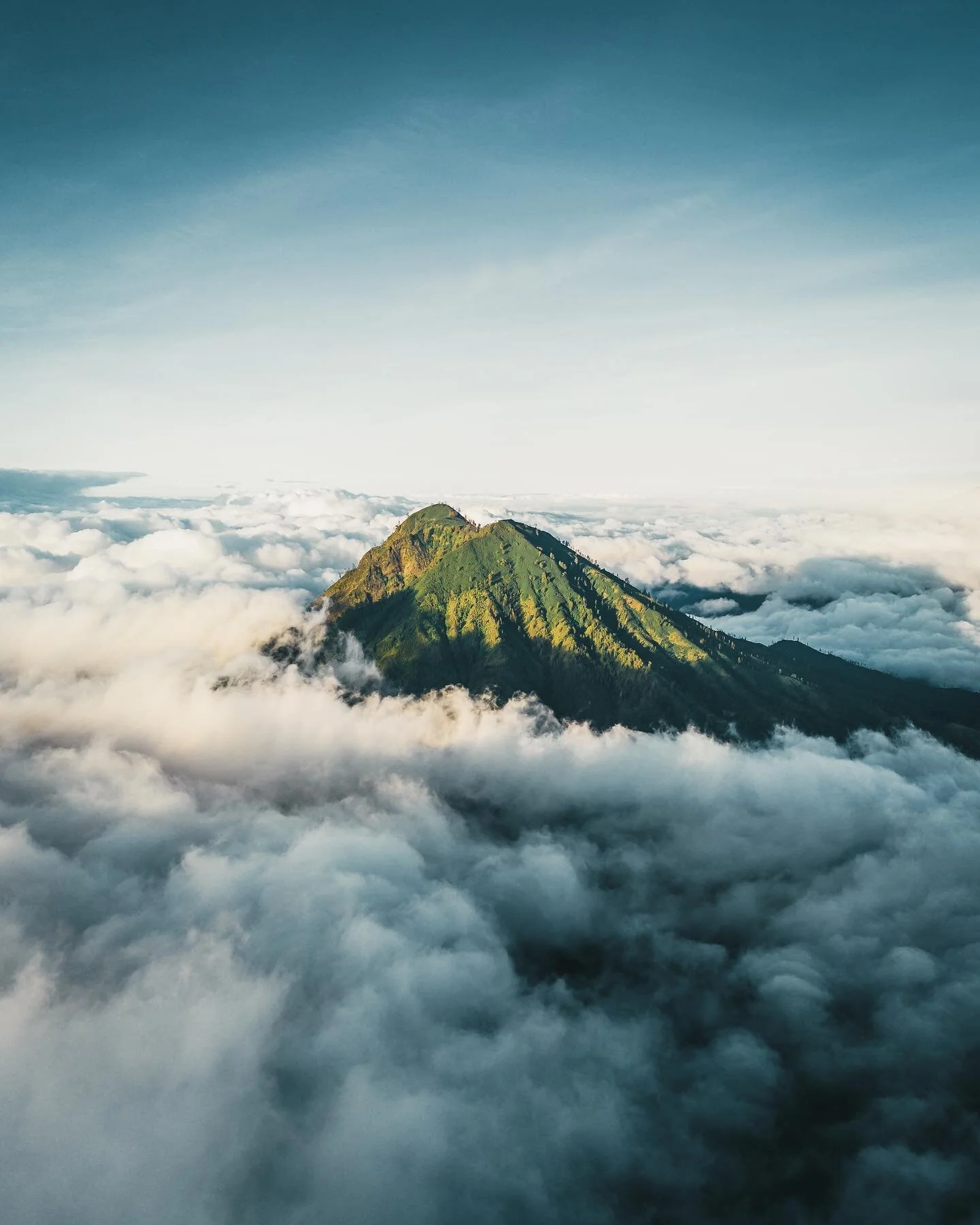 Morning cruise above the clouds ☁️
&bull;
&bull;
&bull;
&bull;
#exploreobserveshare #solarcollective #summersunselection #oldtonecollective #travelstoke #escapeandwonder #stayandwander #knowthismind #outdoortones #Ijen #volcano #theglobewanderer #tra