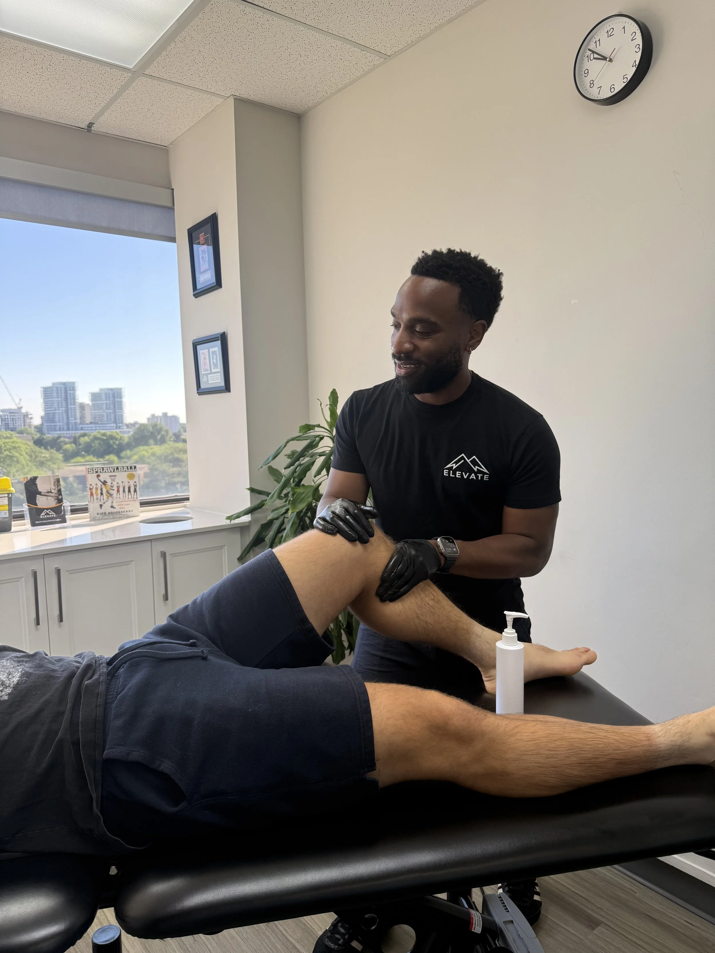 WHY DESK WORKERS GET KNEE PAIN - AND WHAT TO DO ABOUT IT