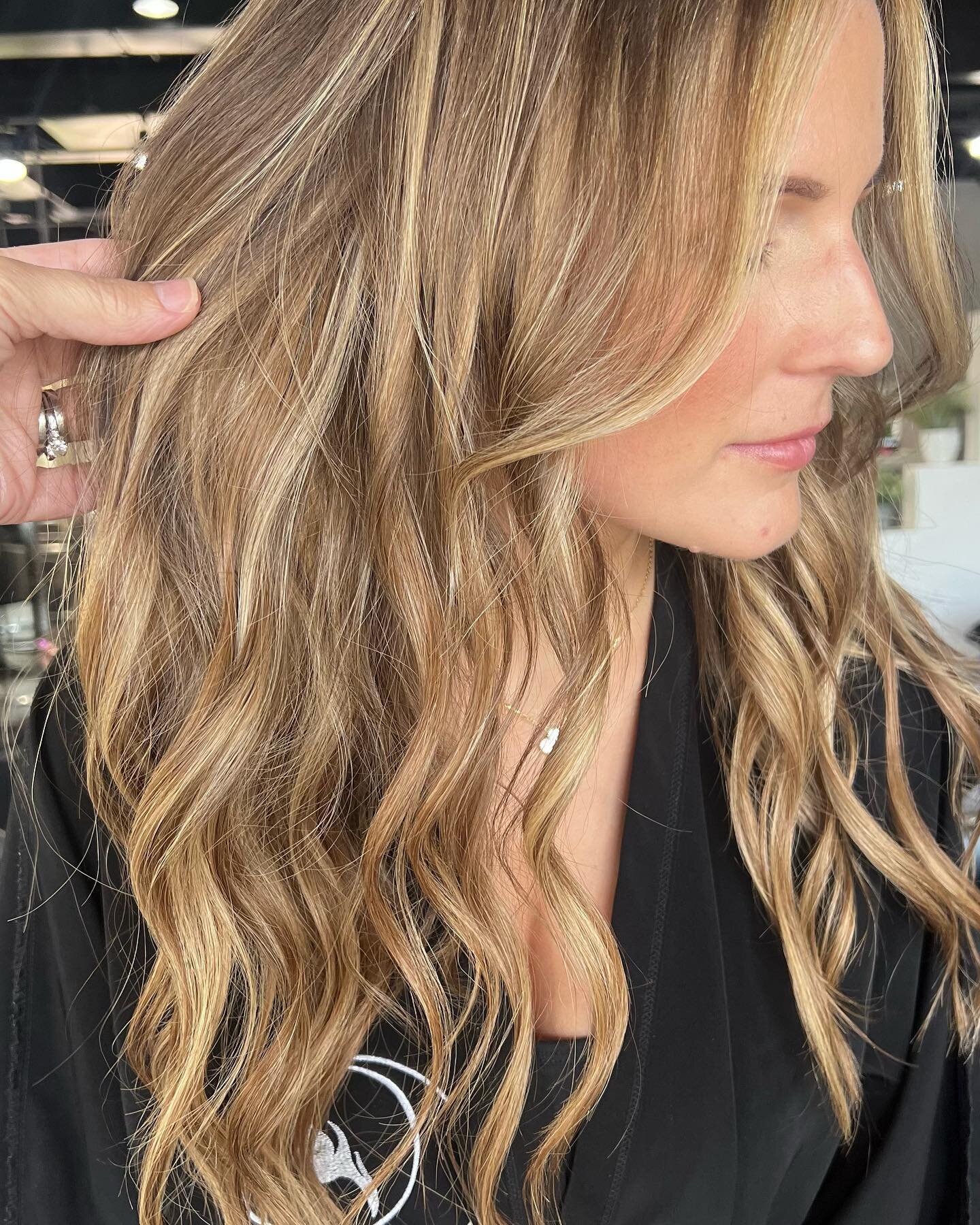 Who doesn&rsquo;t love a good before and after? 🤌🥰😍 

Details:
2 rows of ONE by @invisiblebeadextensions in shades Suede, Gingham, and Tweed.

This combo made for the perfect custom color blend with her natural hair, and added a few face-framers t