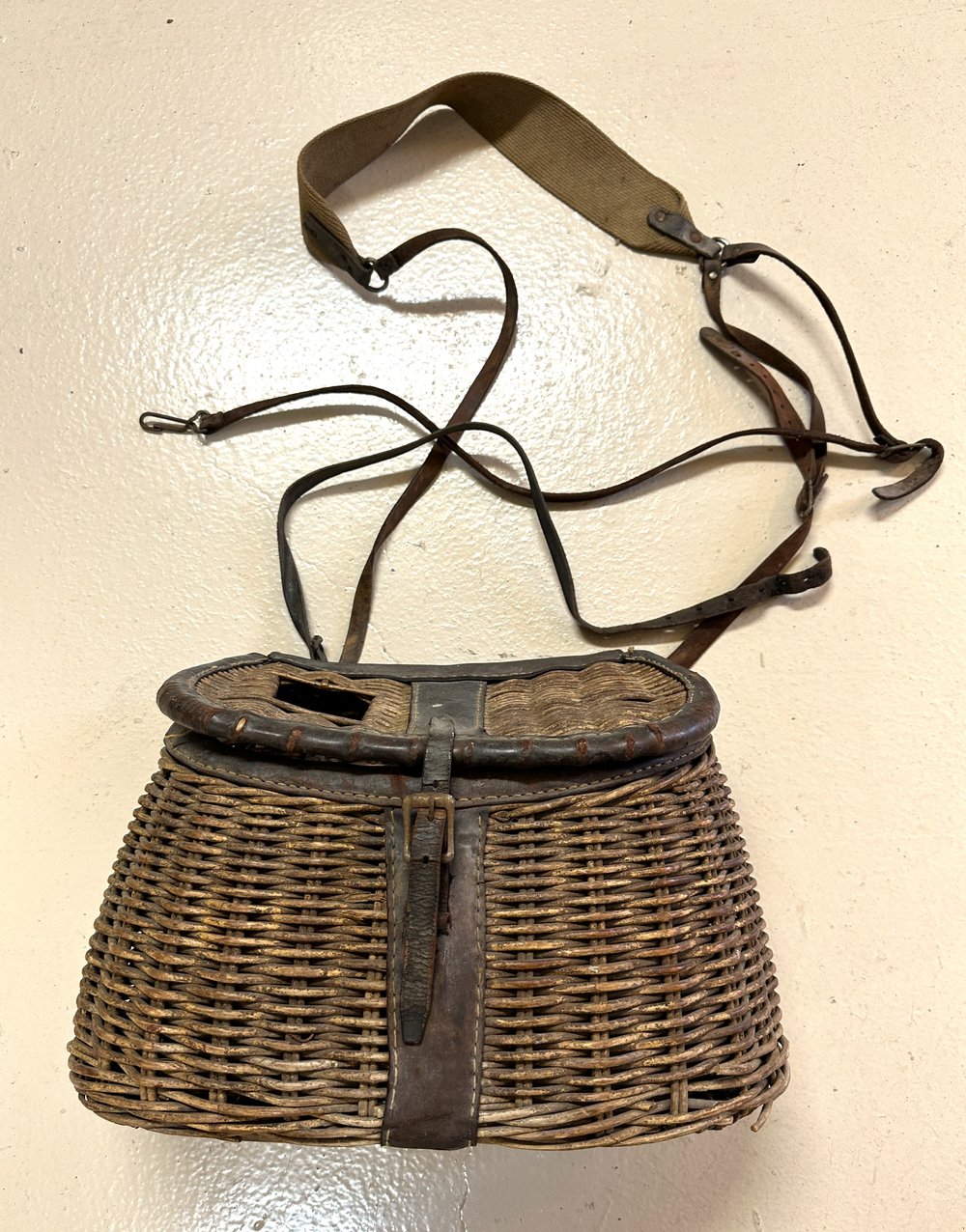 Vintiquewise Wicker Fishing Creel with Faux Leather Shoulder Strap