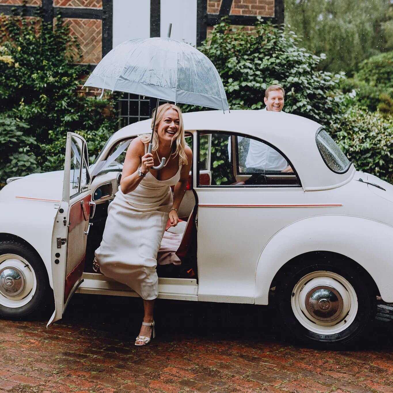 All this rain is driving me mad, I can't wait until Summer! ☀️

Throw back to the day Georgina and Edward got married and it rained all day long, but it allowed me to get this epic shot of G getting out of her Dad's Morris Minor 😍