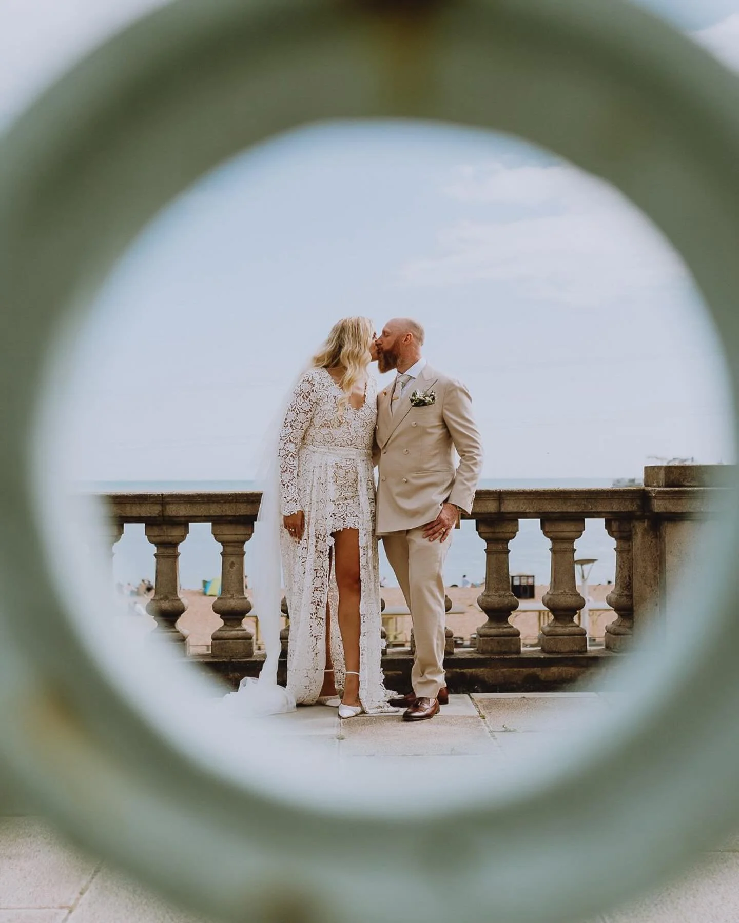 ⚡️Brighton weddings? Yaaaas!⚡️

This wedding at @weddings_at_piercourt was insaaane! Such an incredible, quirky venue on Brighton sea front. 

I spent the morning with the guys as I was working with one of my favourite ladies, Sam from @lasephotograp