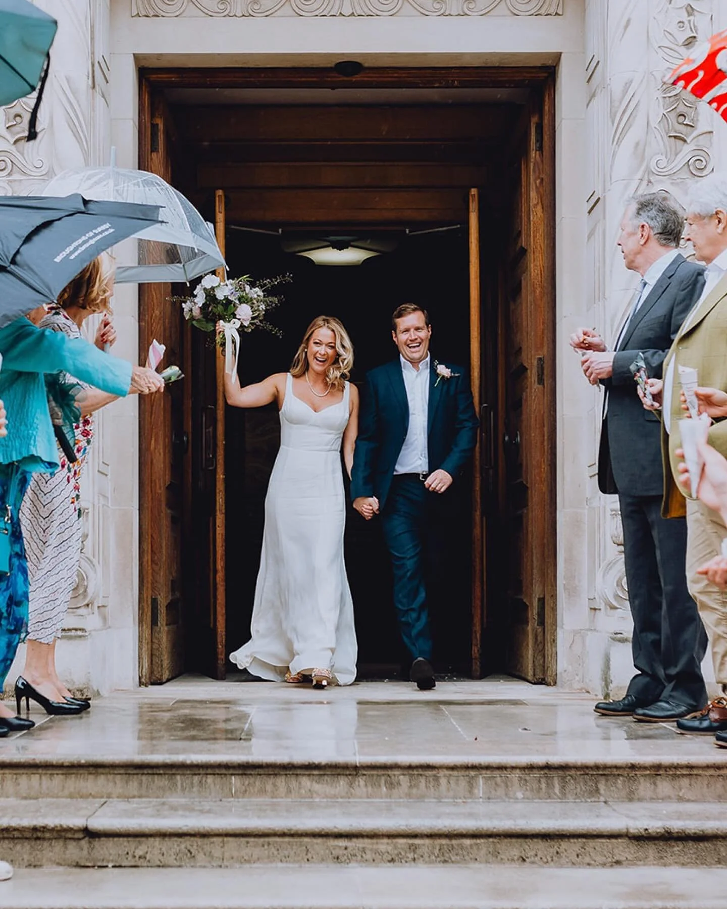 ⚡️A little bit of rain never hurt anyone⚡️

G+E got married at Wandsworth Town Hall in London and it poured down aaall day, but that didn&rsquo;t stop them from having an incredible time or me capturing these amazing moments!

#londonwedding #citywed
