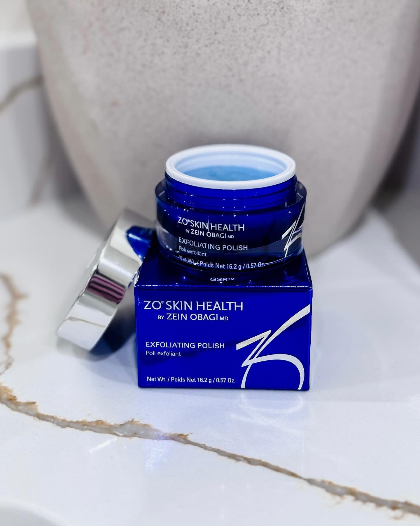 Named one of the 6 Best Face Scrubs to Exfoliate Your Way to Smooth Skin by @goodhousekeeping!

Benefits:

💙 Physically exfoliates off dead skin cells and other debris to improve skin radiance

💙 Magnesium Oxide Crystals wash away clean, leaving sk