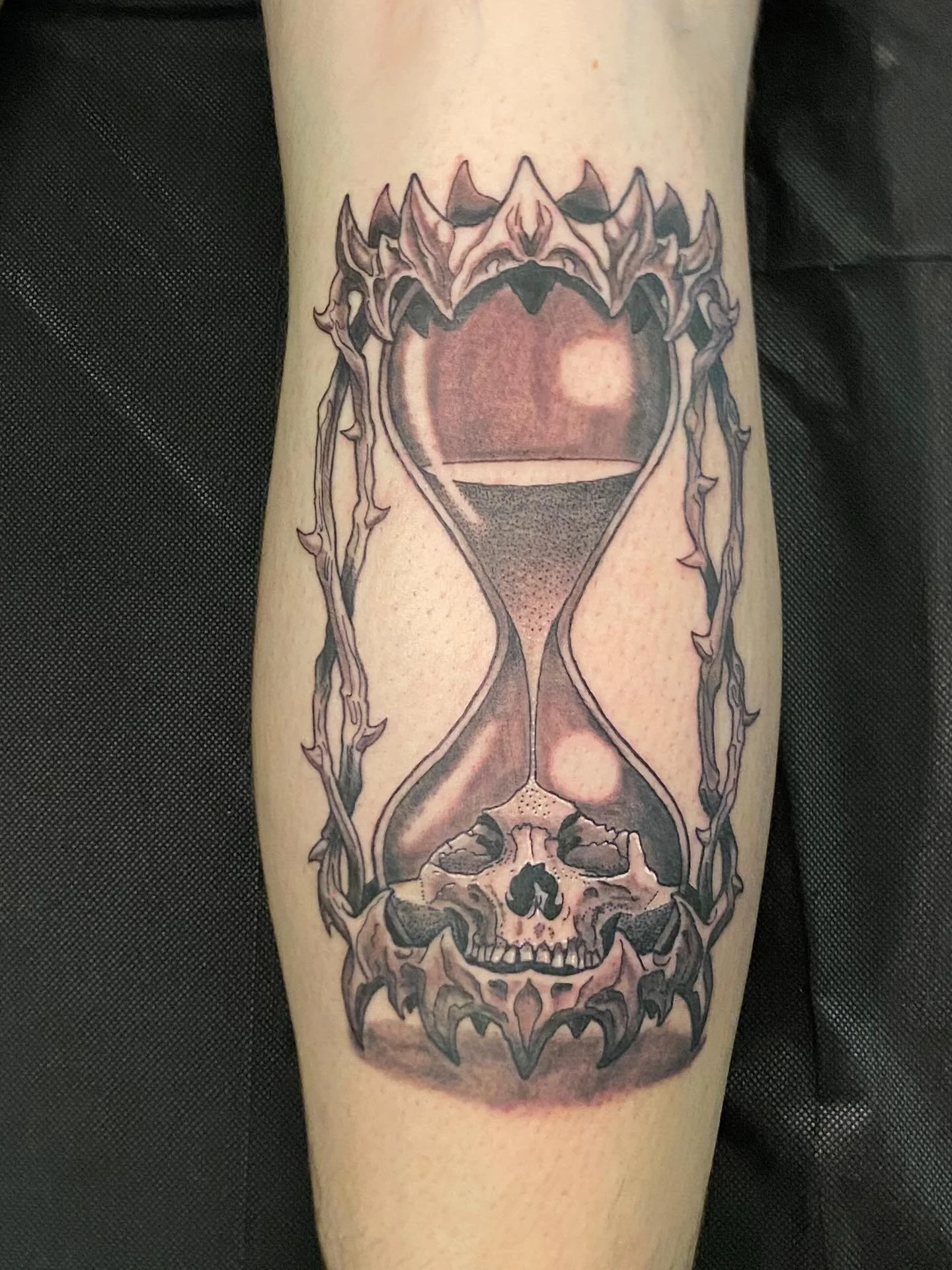 Really enjoyed working on this memento mori piece last month during my guest spot in Grants Pass @somethingweirdgp Thanks for the trust Larry! I&rsquo;d love to do something dark and spooky during my upcoming guest spot at @zigzagtattoopdx next week.