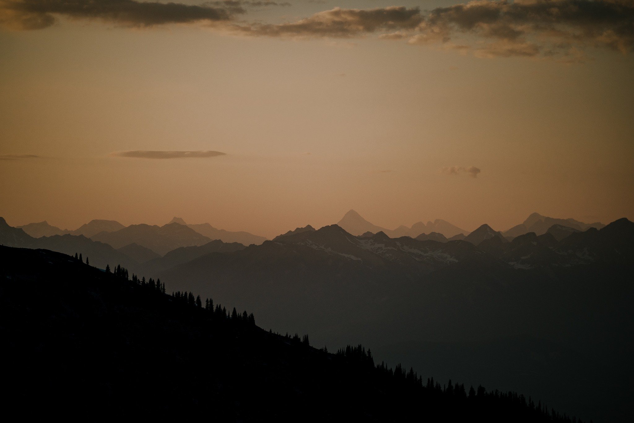 Applause for the dusty dusk atop @kickinghorsemtn The wedding day sunsets up there are a personal favourite.  It's the best viewpoint to watch the day disappear.

#kickinghorsemountainwedding #kickinghorsewedding #eagleseyewedding #goldenbcwedding #g