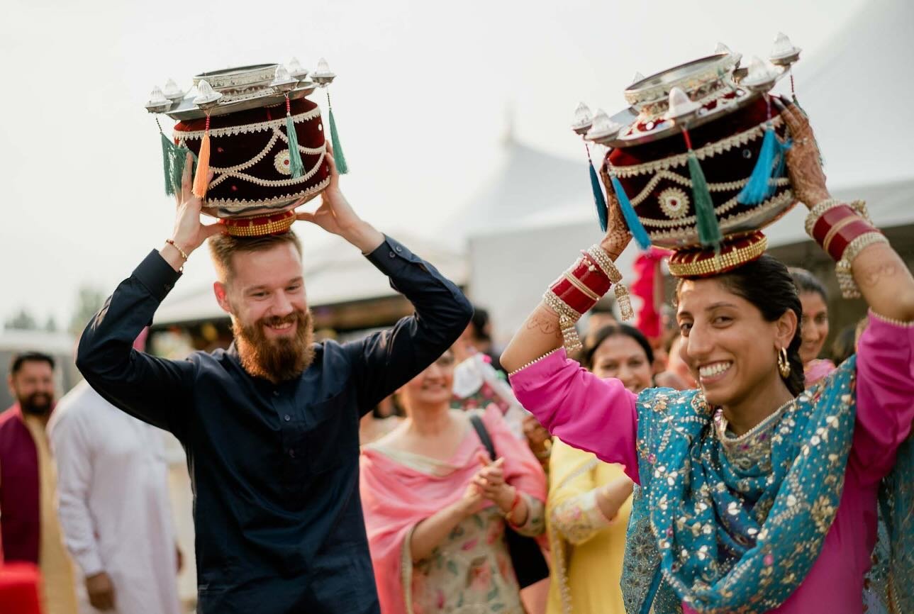 This pre wedding day Jaggo runs through my mind at least once a day. The pure joy, music pumping and families joining together was so fun to capture here in Golden, BC. 

📸 @eloramaycreative @loloandnoa 🎥 @muzzadventures 

#sikhwedding #jaggo #indi