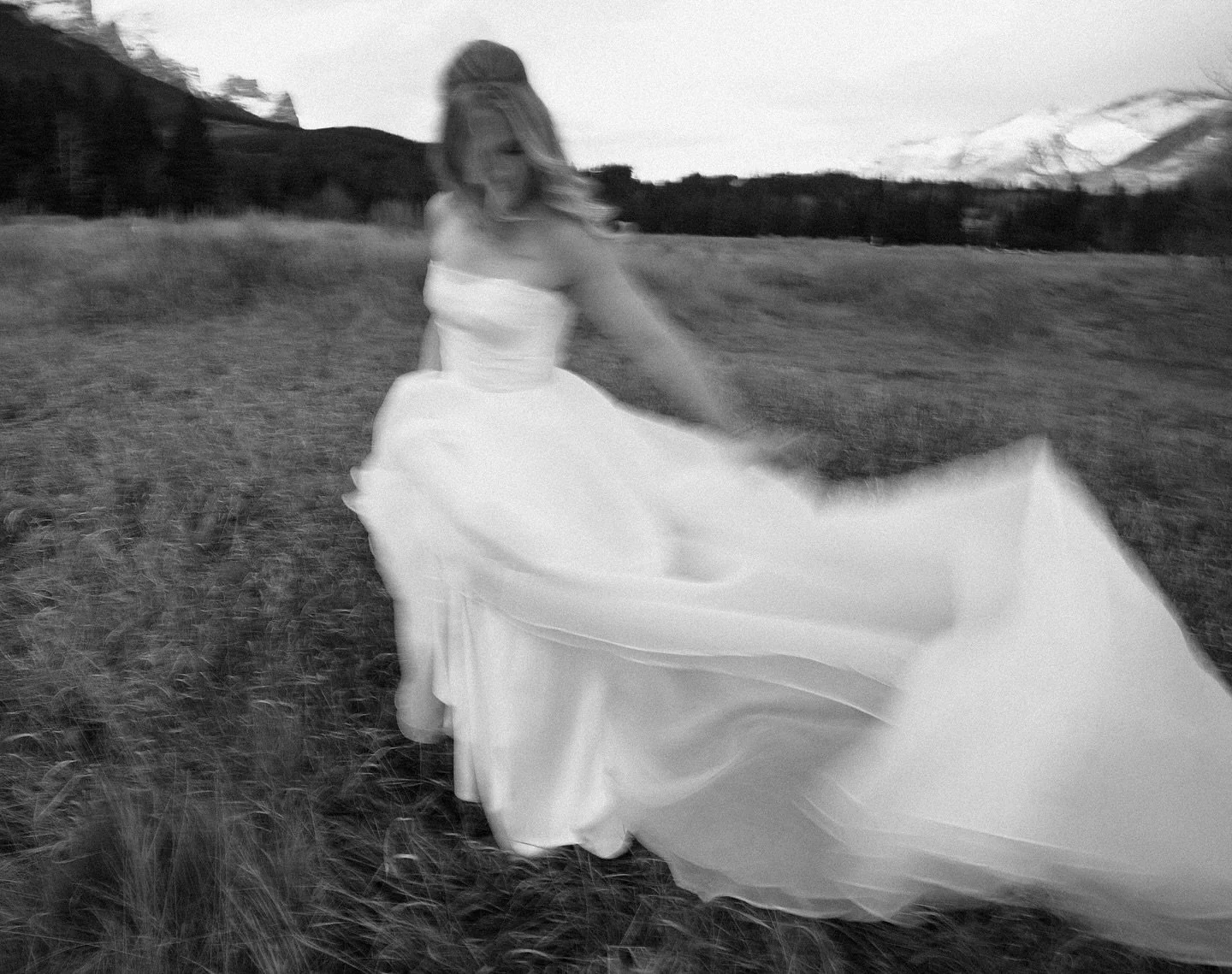 Just hit &ldquo;send&rdquo; on my last wedding gallery &amp; Super 8 film of the 2025 season 🥹✨

What a year. I got to work with the coolest couples in the dreamiest places, from the Faroe Islands to wildly beautiful weddings and elopements here in 