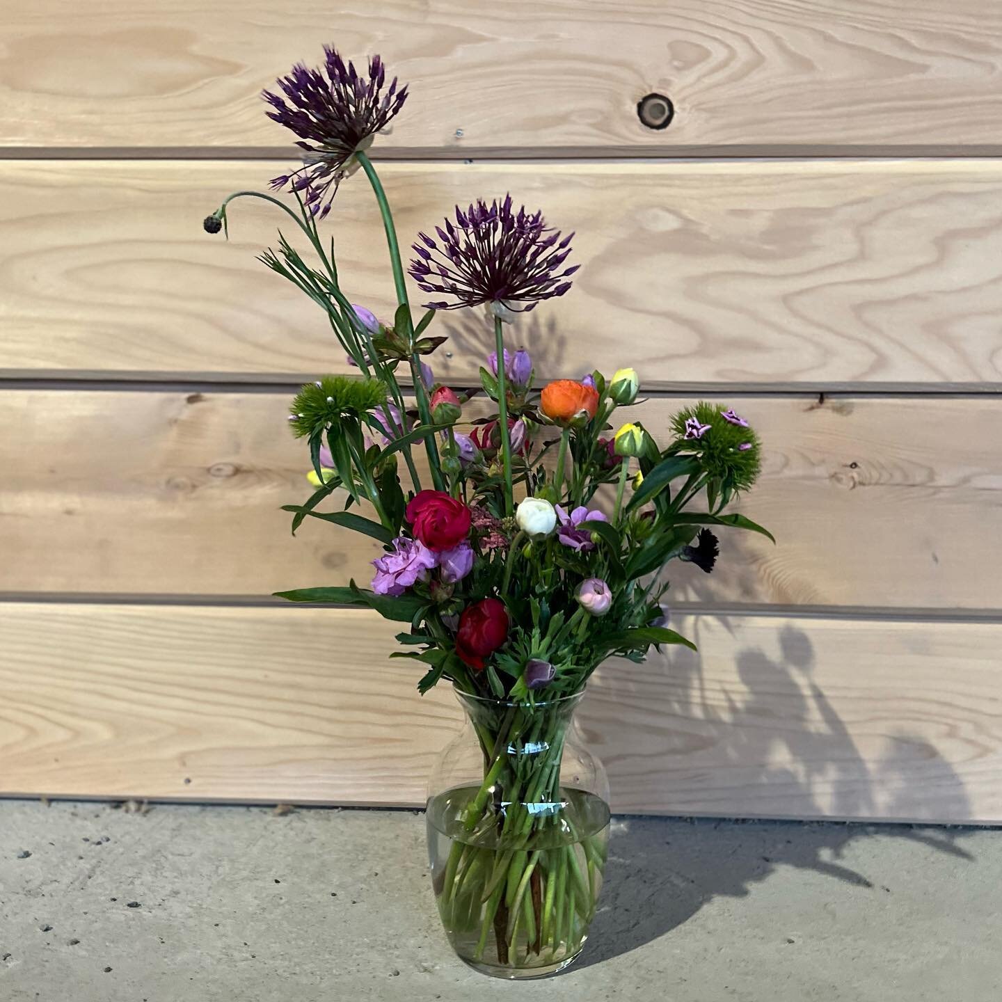 This vase went out to a bridal shower yesterday morning. Thanks so much for all the orders - it was great to have another sold out weekend 🙏🏻💐

Today we&rsquo;re planting more annuals, including sunflowers, pumpkins, and gourds. Summer 2023, let&r