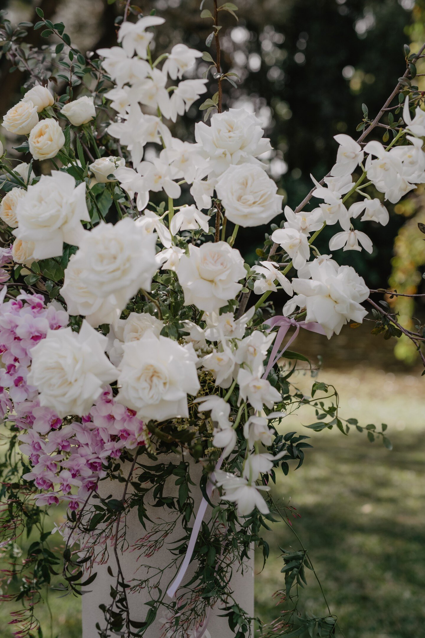 Sunlit blooms by @floralsandco captured by @taylorkezia_photography