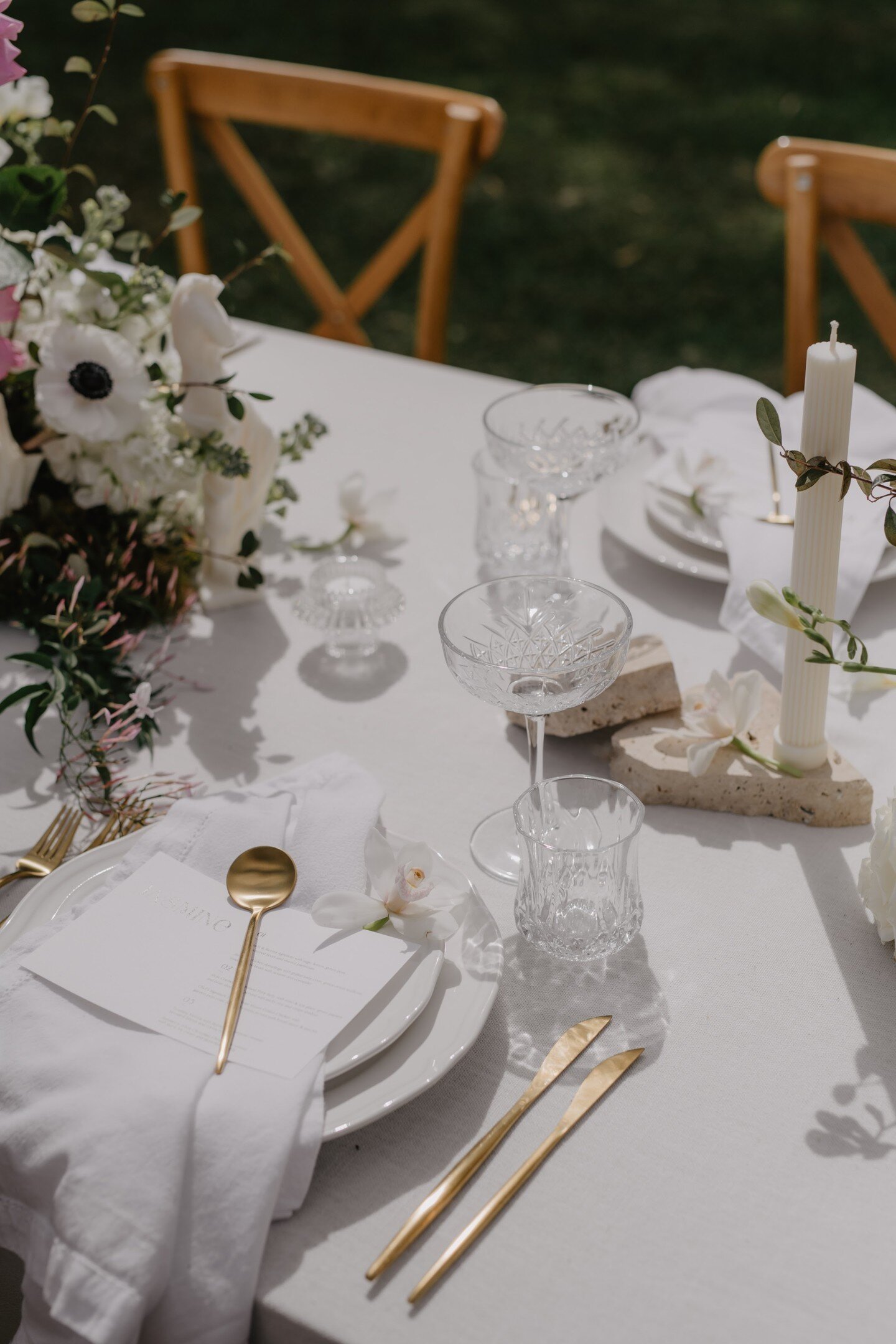 A romantic garden inspired tablescape sitting pretty at @braesideestategc creekside lawn 

Photographer @taylorkezia_photography
Stylist @boholuxeandco
Floral Stylist @floralsandco
Hire @theonedayhouse
Stationery &amp; Signage @signedwithlove.com.au
