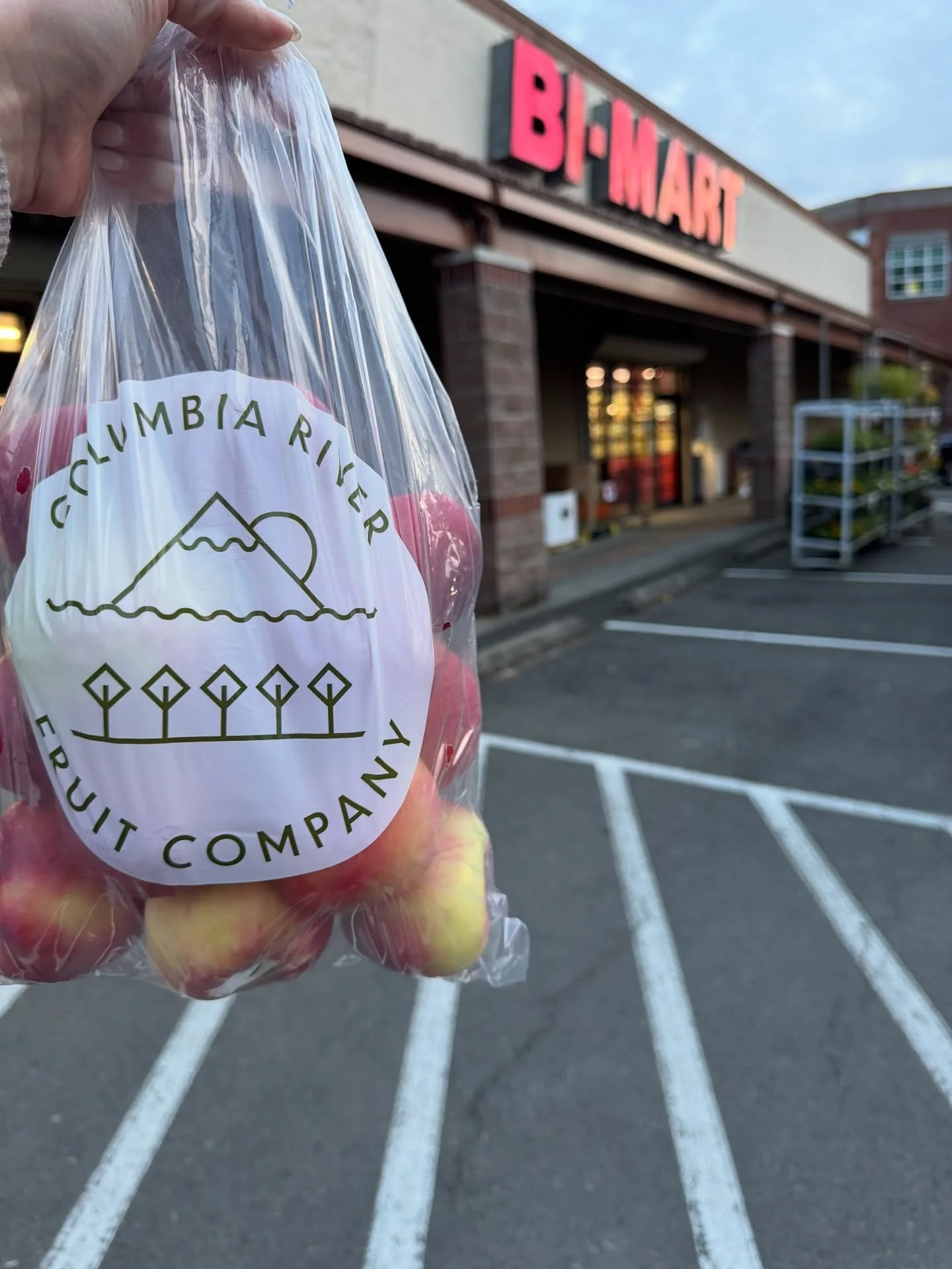 Nothing beats fresh local Honeycrisp straight from the orchard! 🍎 Go pick up a bag at Bi-Mart today! @bi_mart_stores