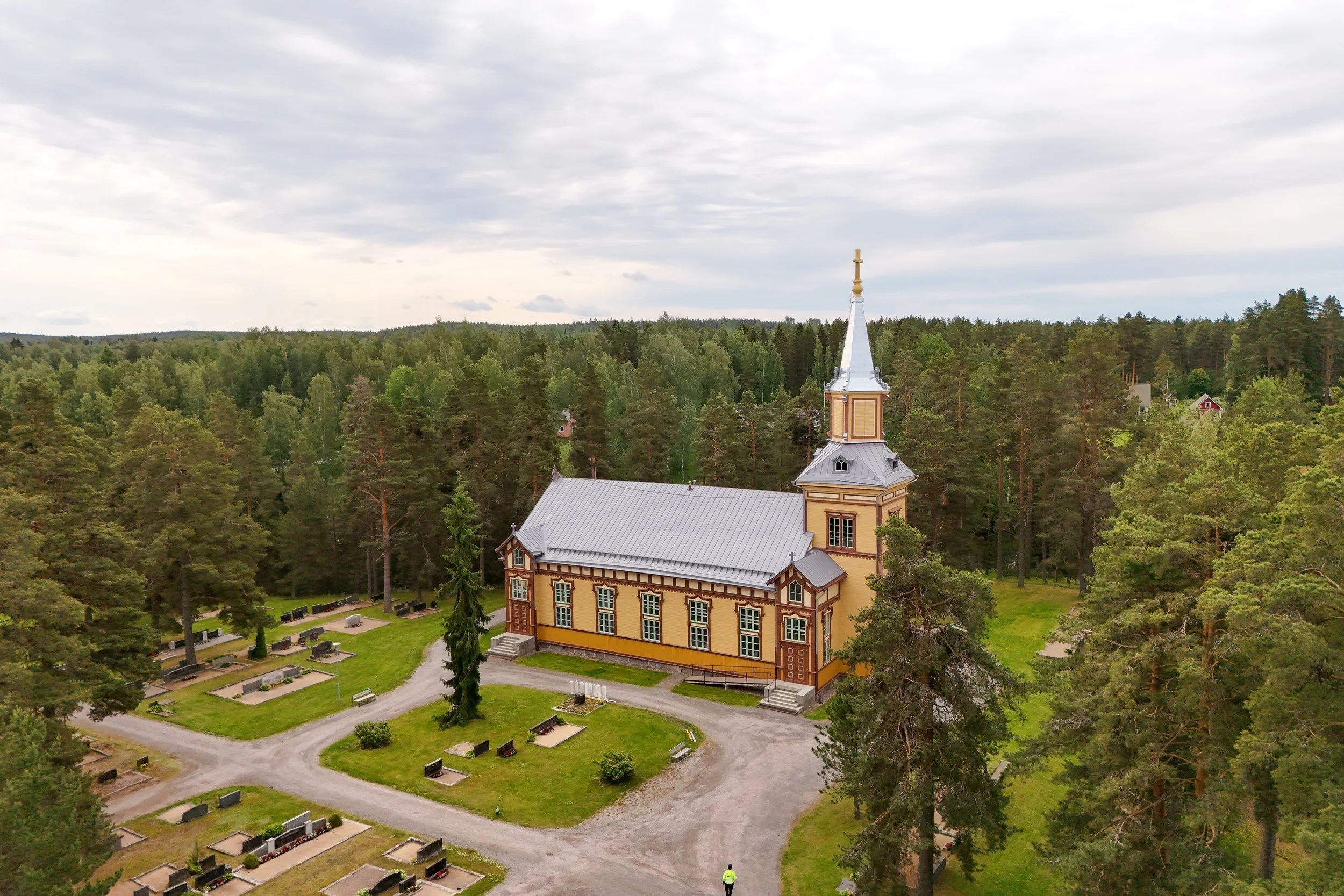 Referenssikuvaus rakennusliike – dronekuvaus Vilppulan kirkko Mänttä-Vilppula