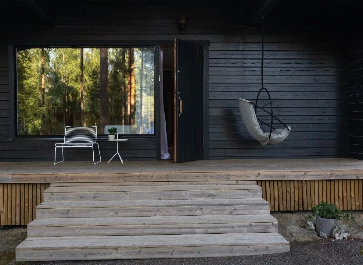Tummaa puuta, pehmeit&auml; s&auml;vyj&auml; ja mets&auml;n rauhaa. 

#sisustuskuvaus #asuntokuvaus #kes&auml;m&ouml;kki #m&ouml;kkiunelma #sisustusinspiraatio interiorphotography tampere kiinteist&ouml;kuvaus suomim&ouml;kki valokuvaus