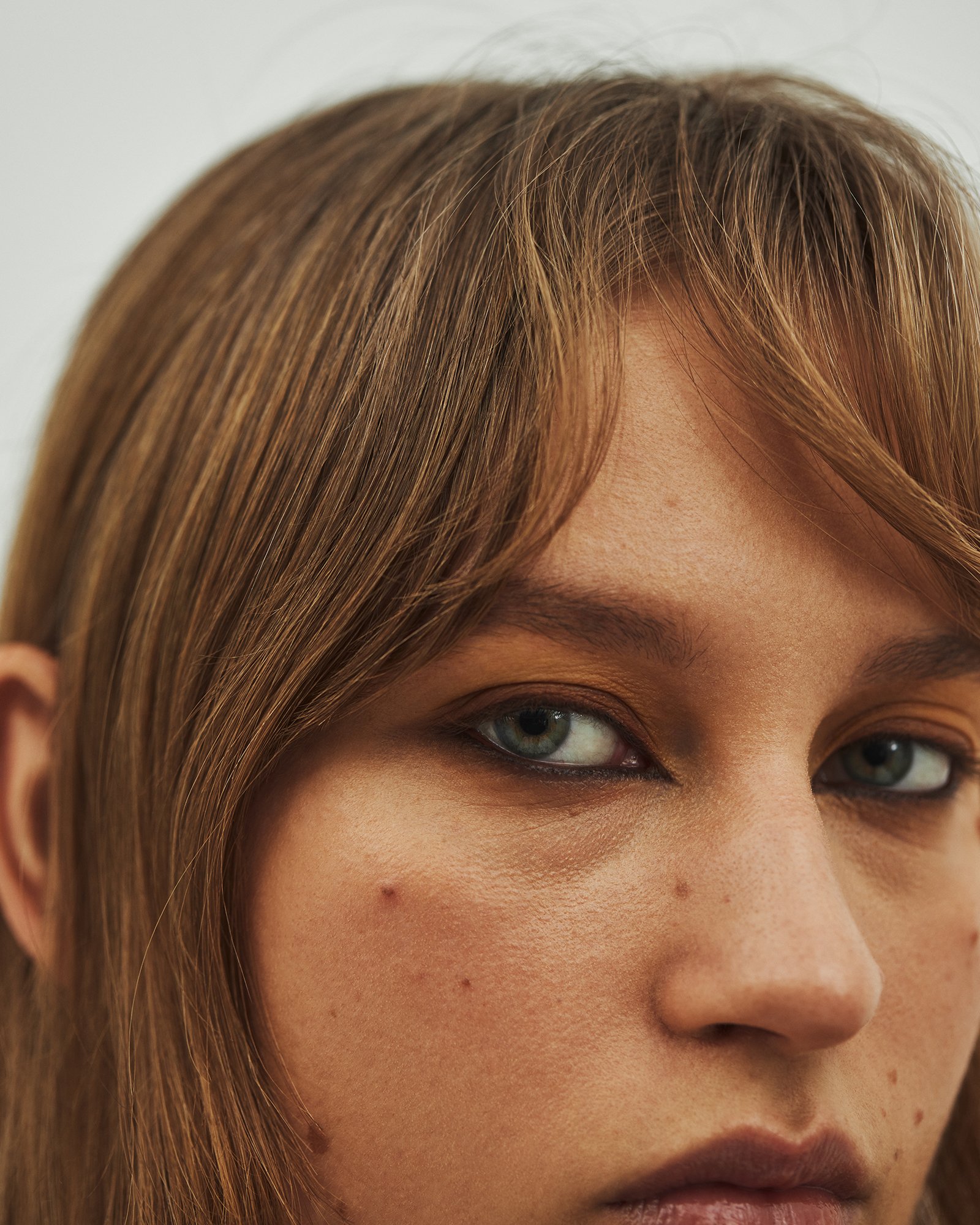 Beauty Editorial, golden, Studio, Retoucher, Commercial Photographer, Beauty Photographer, Fashion Photographer, Photographer in Stockholm, 
Makeup, Studio, Retusch, Reklamfotograf, Skönhetsfotograf, Modefotograf, Fotograf Ellen Simone, Fotograf i St