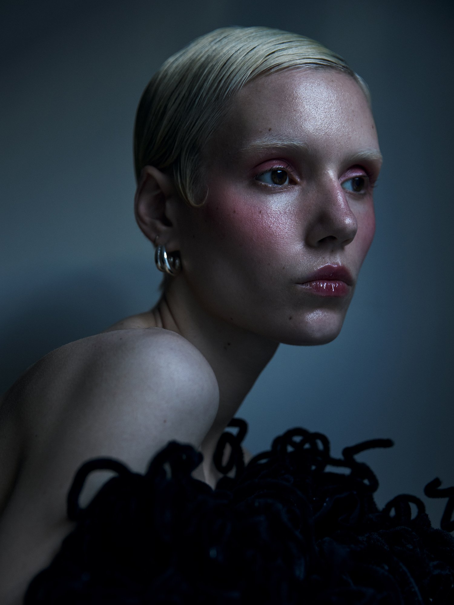 Fashion Editorial, Flowers, Natural light, Retoucher, Commercial Photographer, Beauty Photographer, Fashion Photographer in Stockholm, 
Mode Magasin, Blommor, Naturligt ljus, Retusch, Reklamfotograf, Skönhetsfotograf, Modefotograf, Fotograf i Stockho