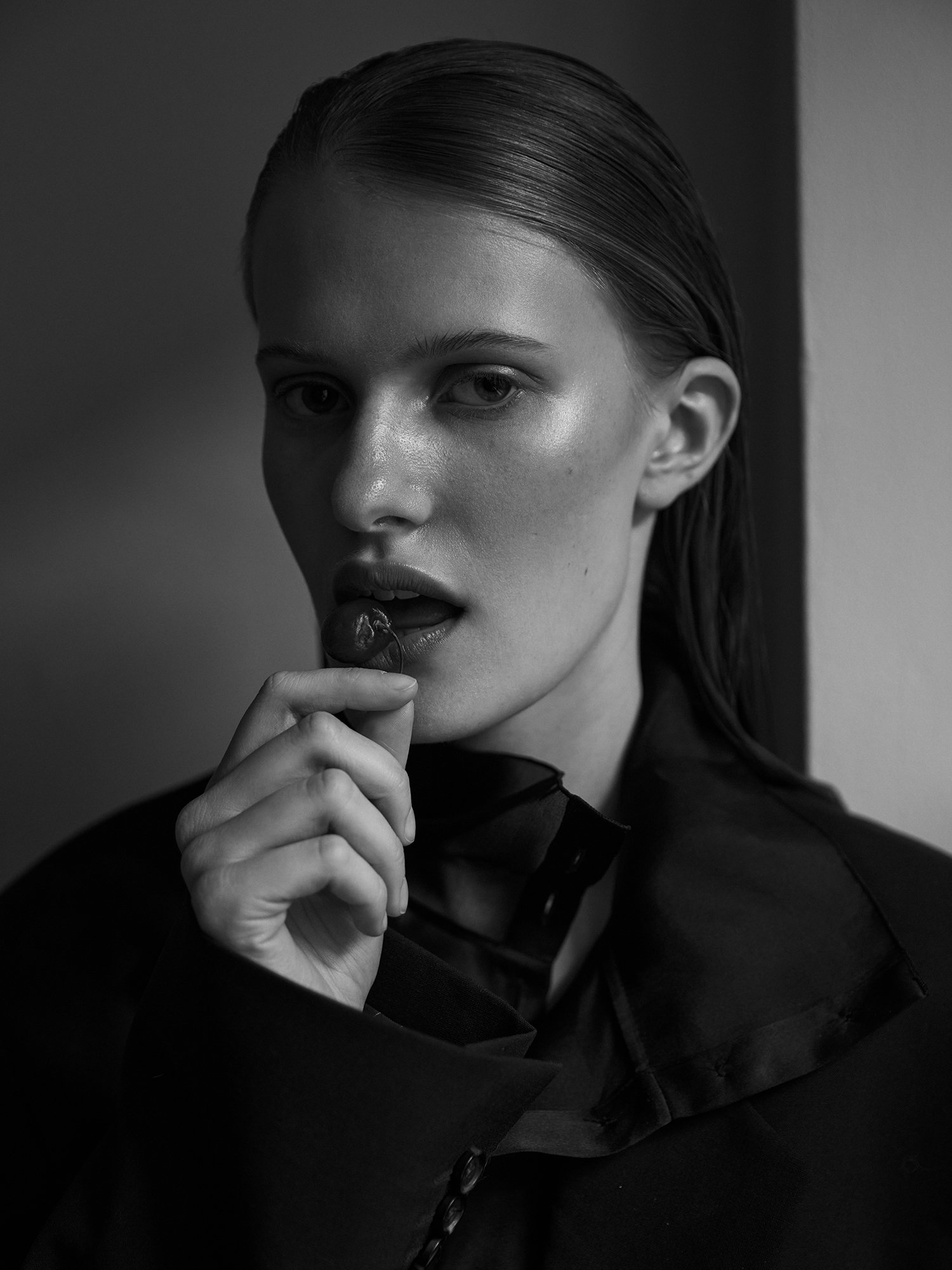 Fashion Editorial, Flowers, Natural light, Retoucher, Commercial Photographer, Beauty Photographer, Fashion Photographer in Stockholm, 
Mode Magasin, Blommor, Naturligt ljus, Retusch, Reklamfotograf, Skönhetsfotograf, Modefotograf, Fotograf i Stockho